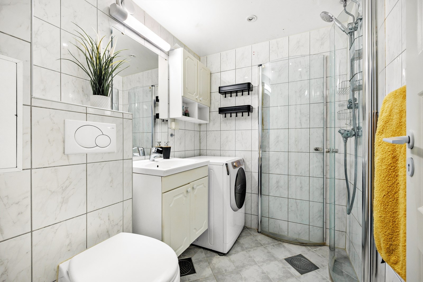 Flislagt bad fra omkring 2014, med spotter i himlingen og varmekabler i gulvet Galleribilde