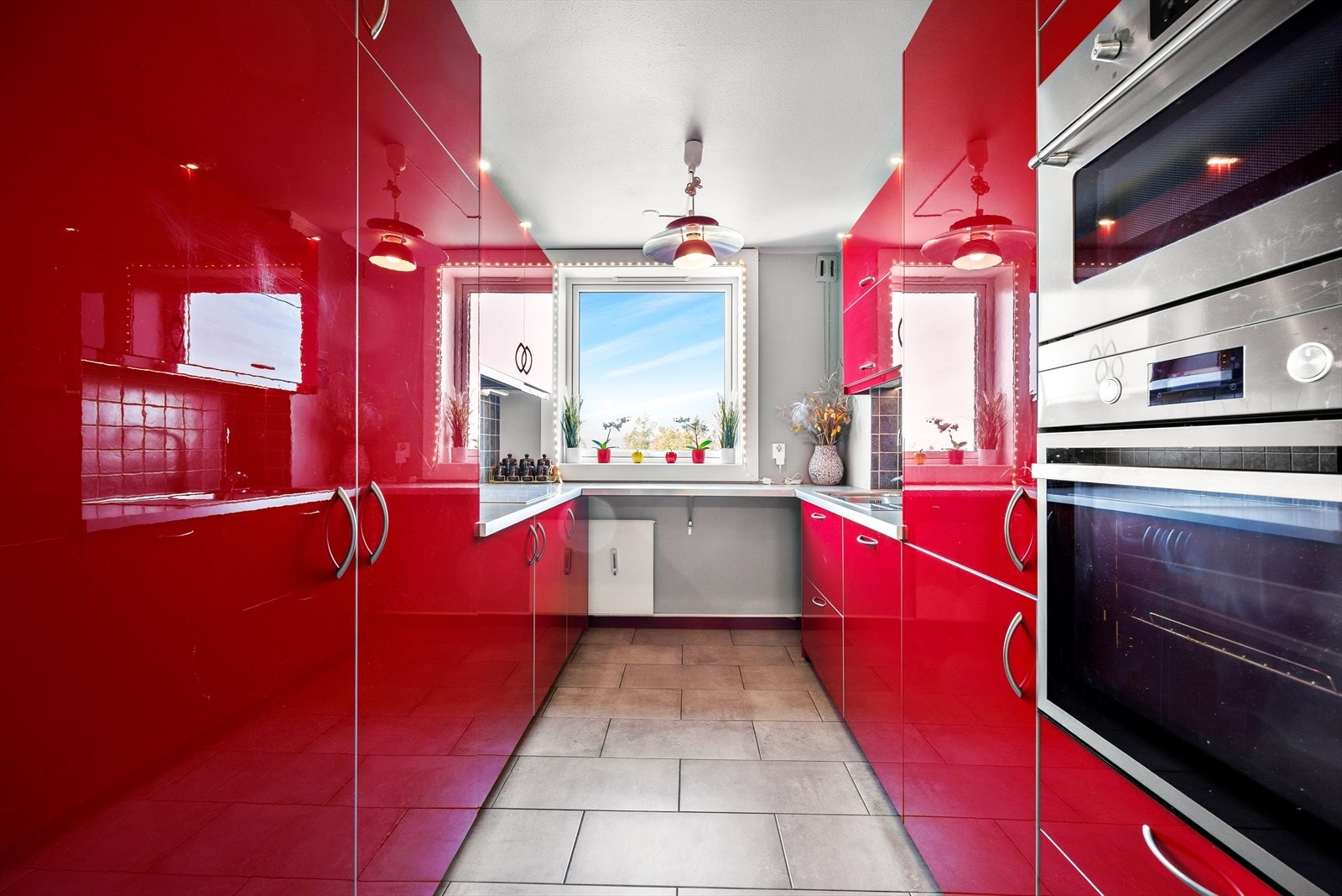 Eget kjøkkenrom med frokostbarløsning under vinduet Galleribilde