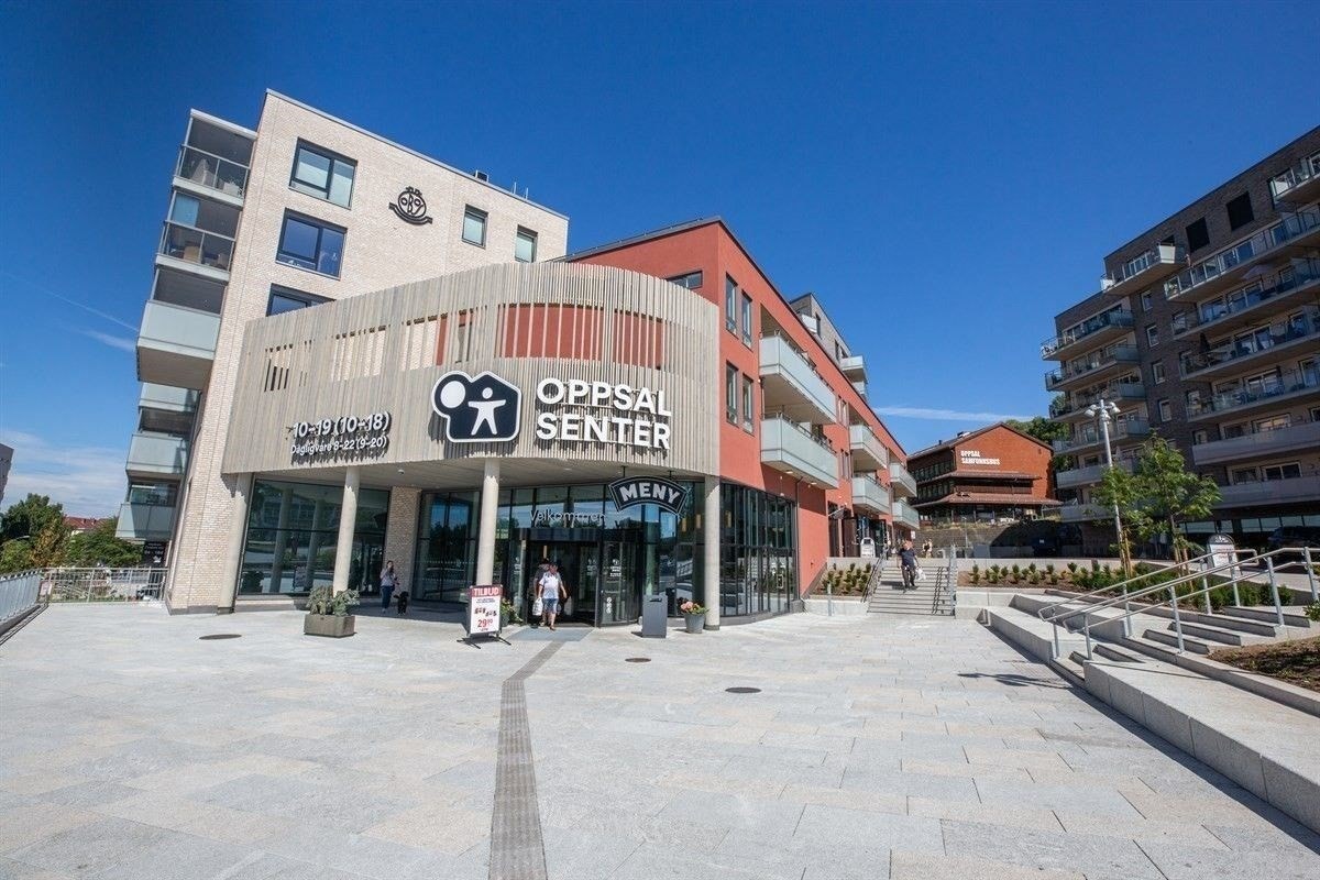 Oppsal senter ligger en kort kjøretur unna, her har du en rekke servicetilbud. Galleribilde