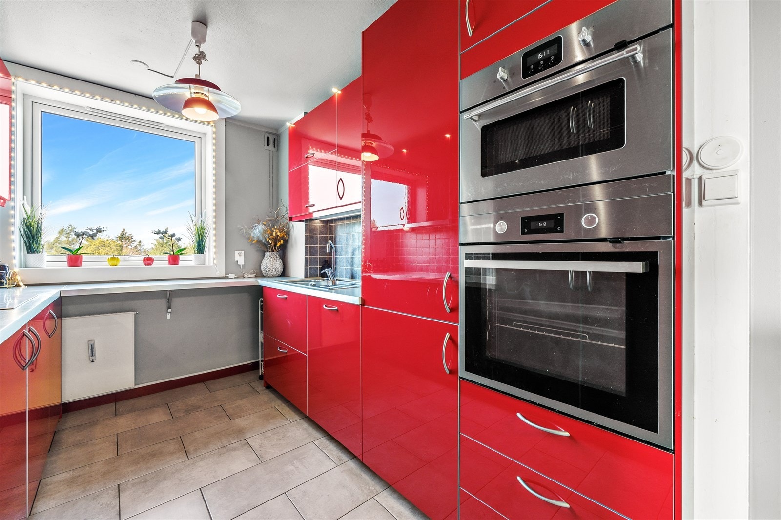 I innredningen er det integrerte hvitevarer som mikro og stekeovn i ståhøyde, platetopp, oppvaskmaskin og kjøle-/fryseskap Galleribilde