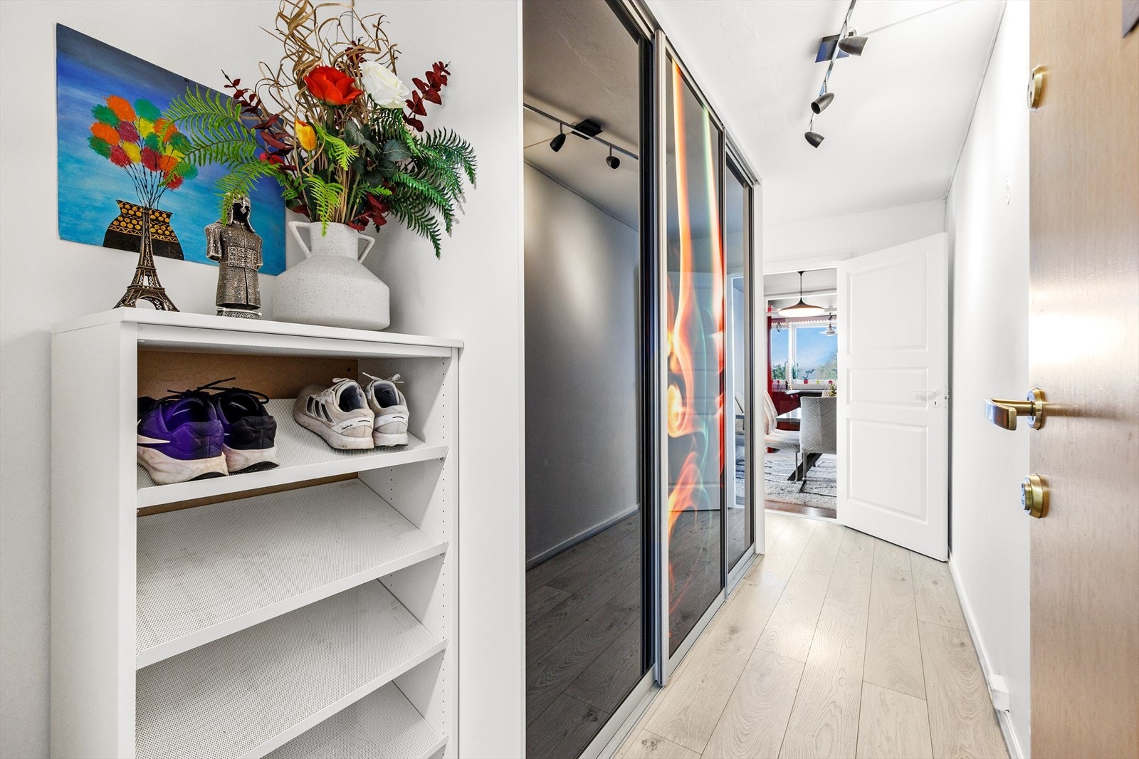 I entréen god plass til skoskap og oppheng i tillegg til medfølgende skyvedørsgarderobe Galleribilde