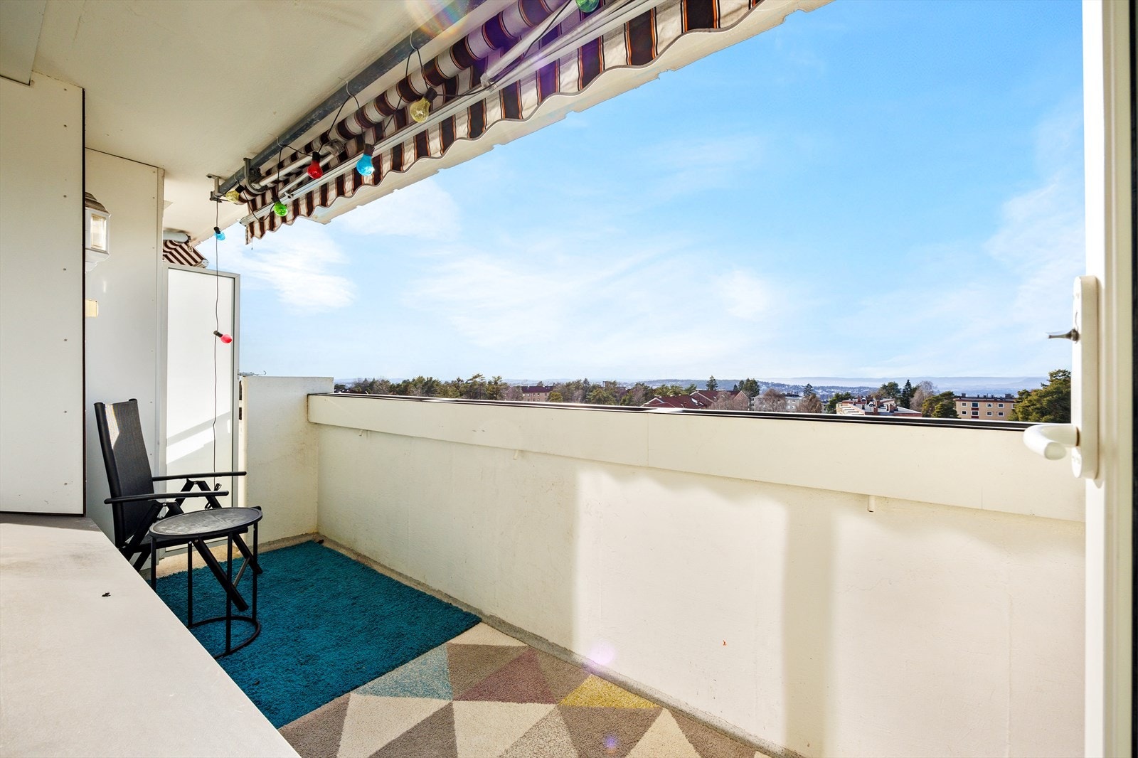 Sidevegger og overbygg gjør uteopplevelsen privat og usjenerende Galleribilde