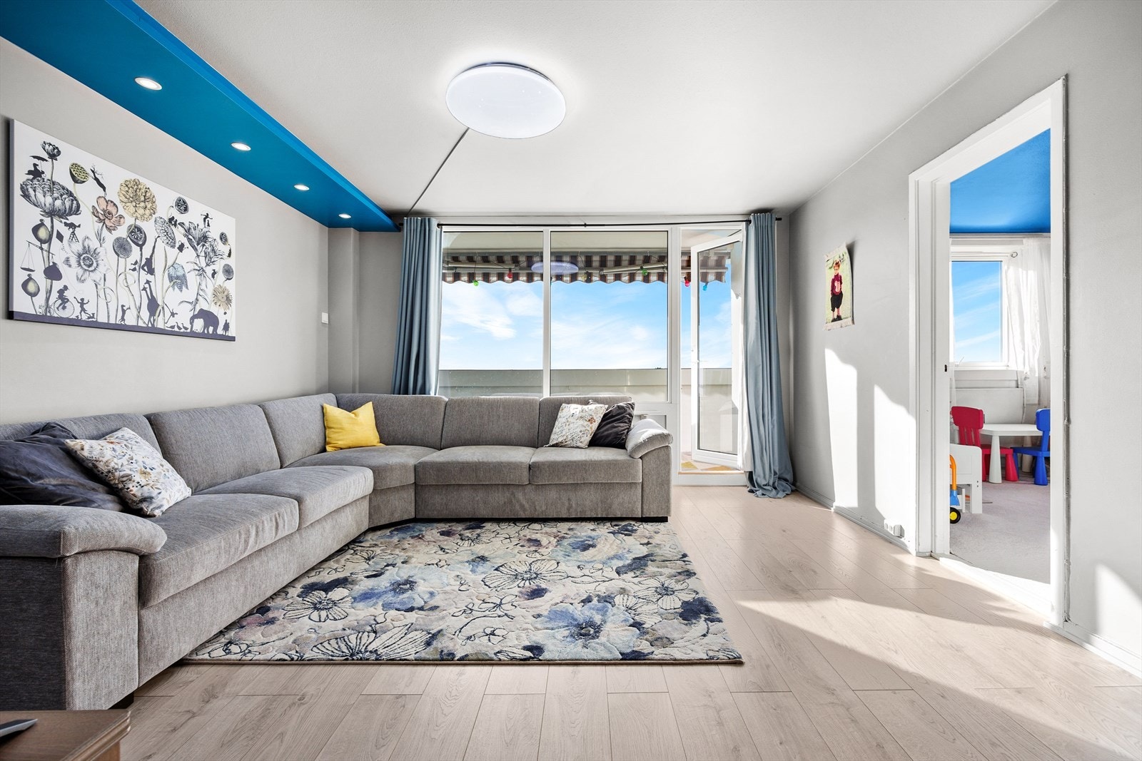 Hjørneløsningen og de store vinduene gir stuen en lys og luftig atmosfære Galleribilde