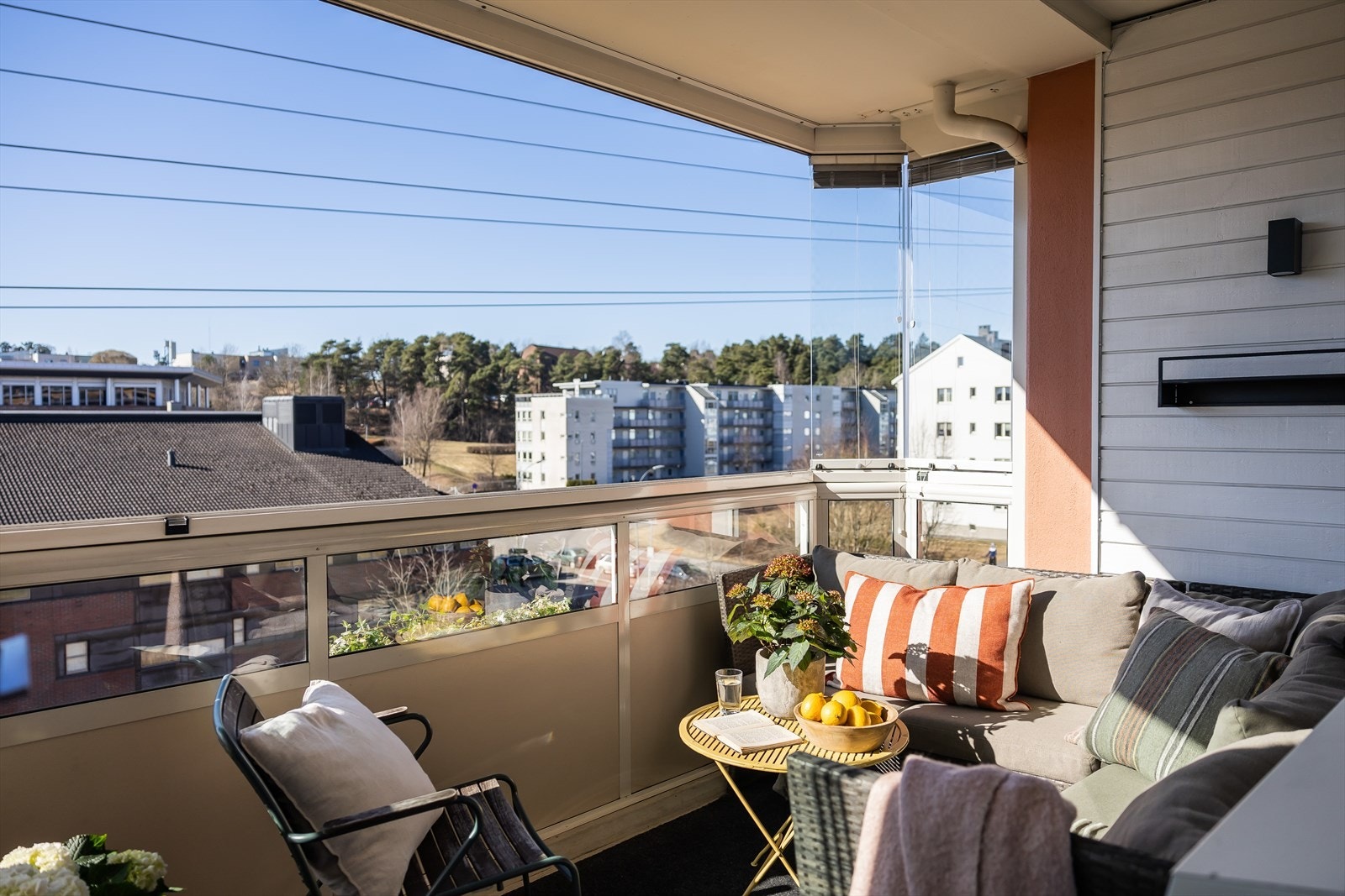 Solrik innglasset balkong på ca. 7 m². Galleribilde