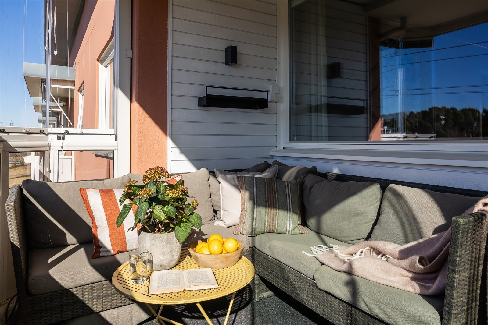 Balkongen er romslig og har god plass til sofagruppe og grill. Galleribilde