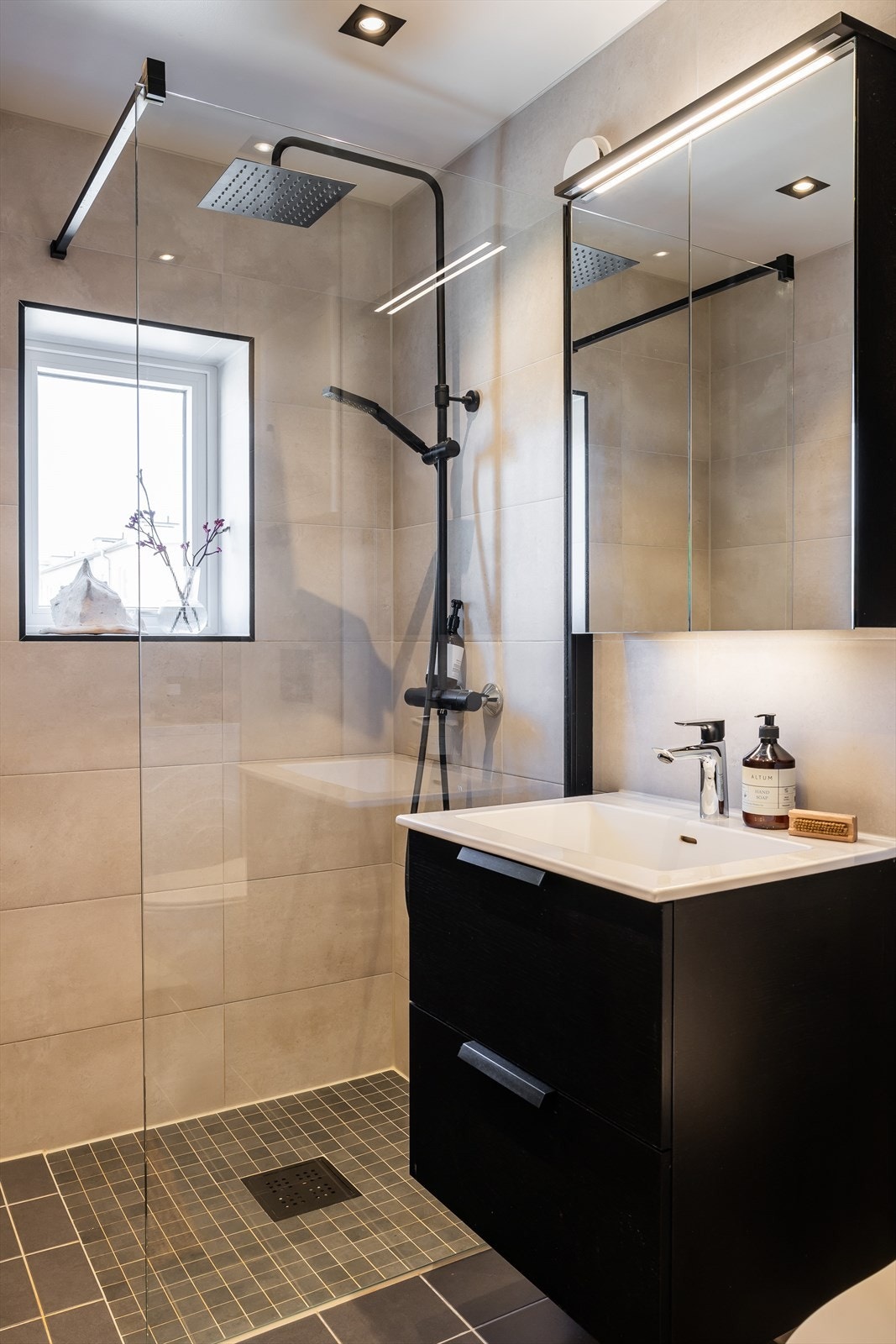 Badet holder høy standard med blant annet regnfallsdusj, veggmontert toalett og opplegg for vaskemaskin. Galleribilde