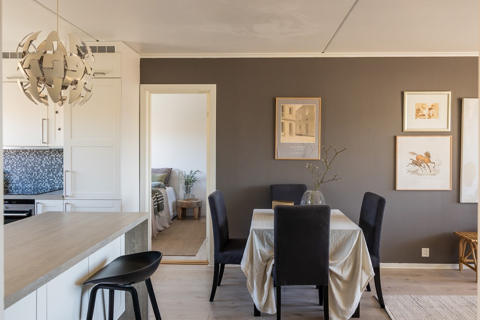 I tilknytning til kjøkkenet er det en perfekt plass til spisebord. Galleribilde