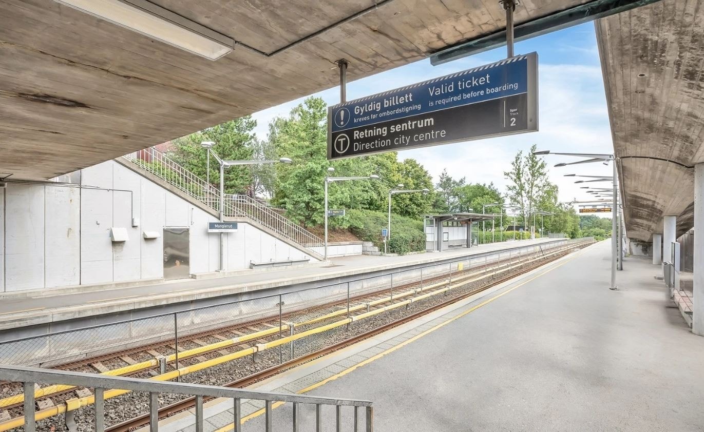 Området har god offentlig kommunikasjon med Manglerud T-bane stasjon kun ca. 6 minutters gange fra boligen. Galleribilde