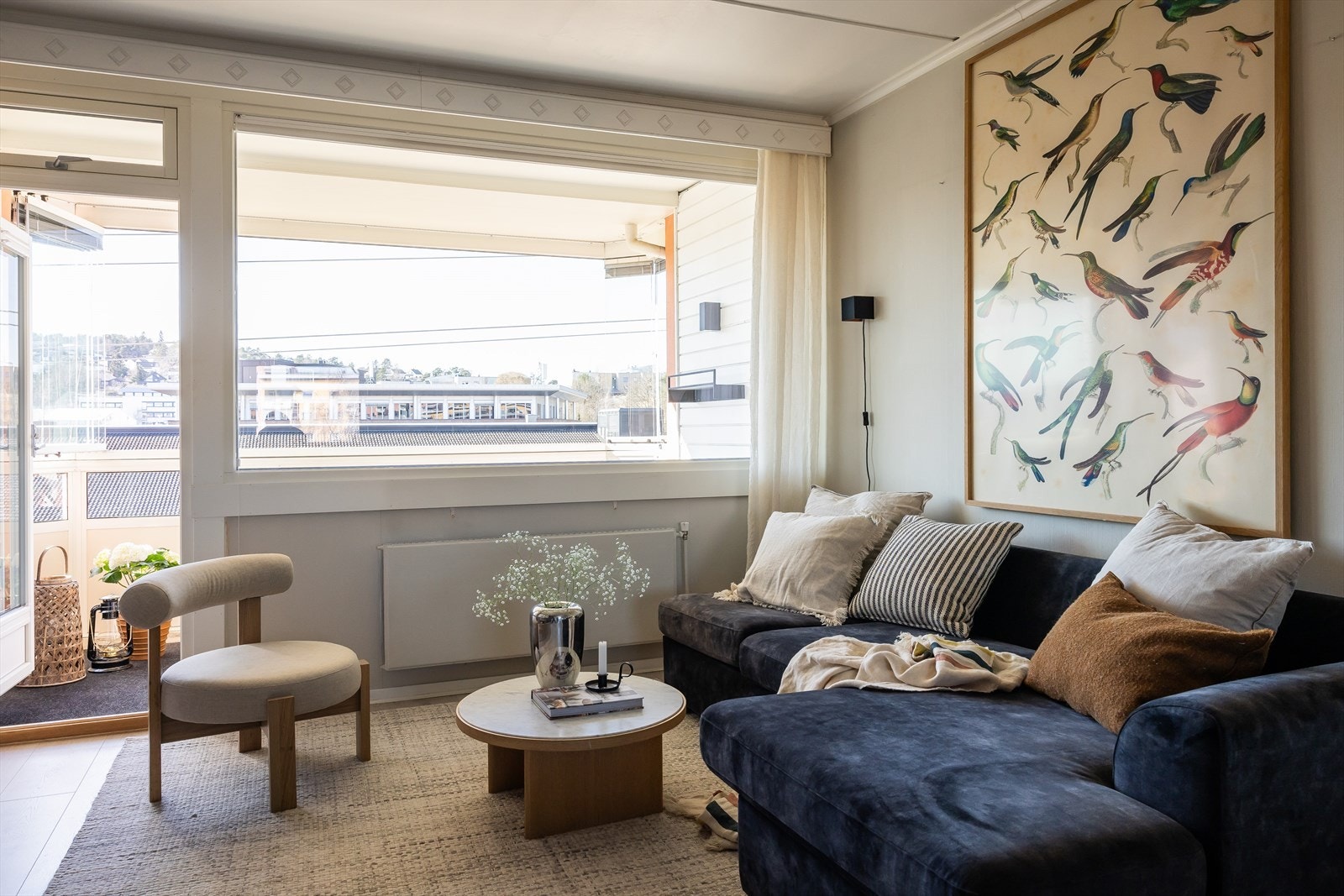 Leiligheten har en lys og luftig stue med gode møbleringsmuligheter. Galleribilde