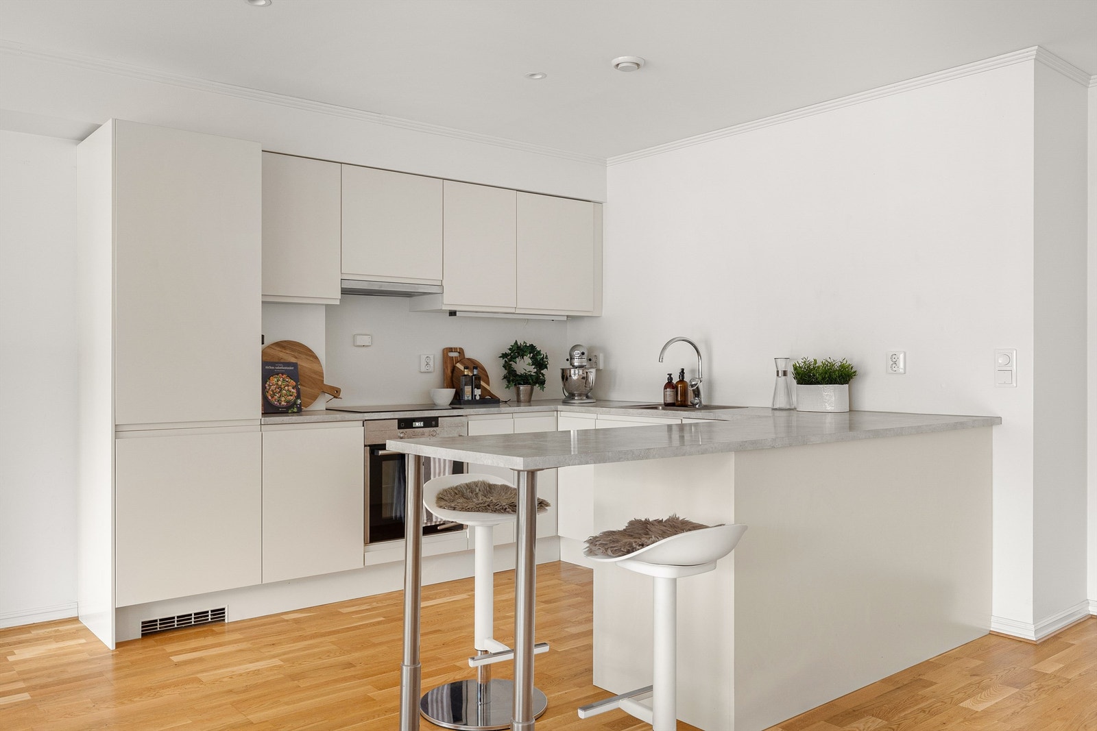 Kjøkkenets smarte barløsning er perfekt for morgenkaffen, raske måltider og en arbeidsøkt hjemmefra. Galleribilde