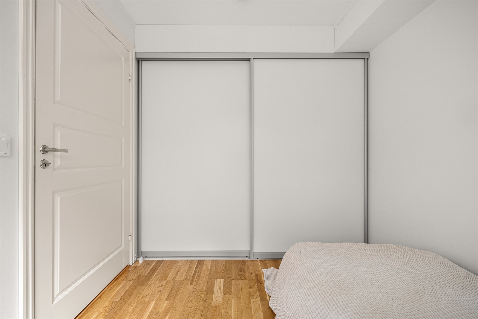 I skyvedørsgarderobene kan klær og tilbehør oppbevares oversiktlig og lett tilgjengelig. Galleribilde