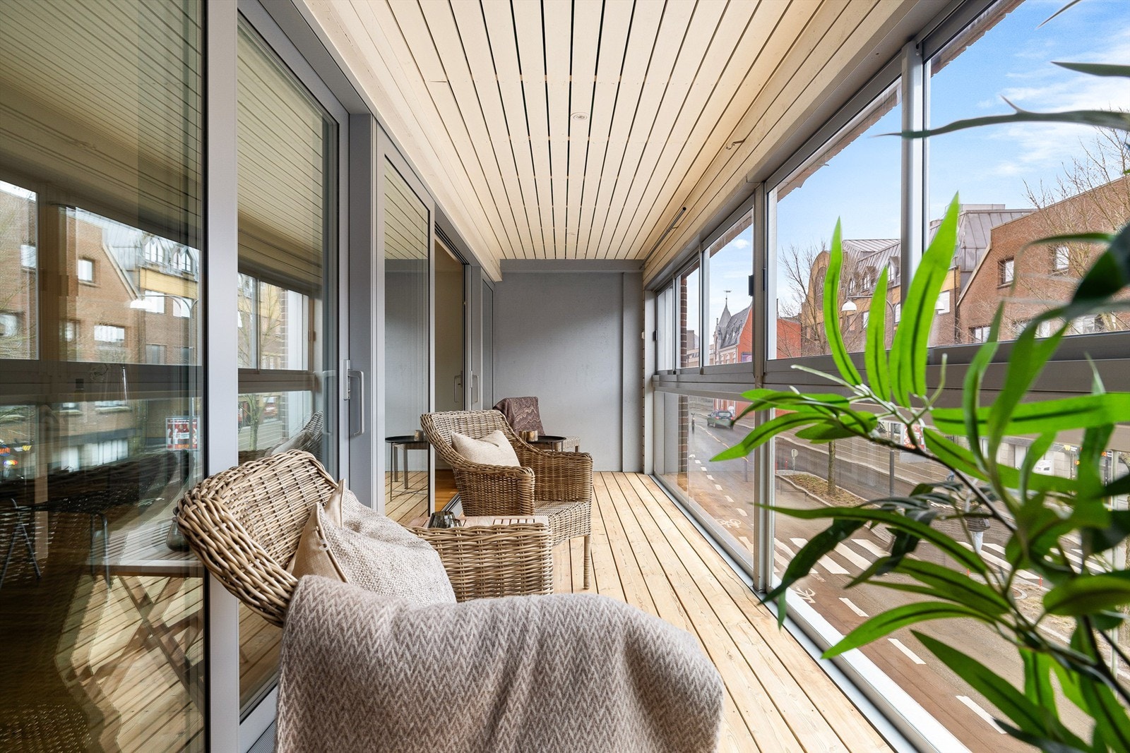 Verandaens gulv og himling er utført med lyst trepanel fremfor kald betong. Innfelte spotter besørger effektfull belysning. Galleribilde