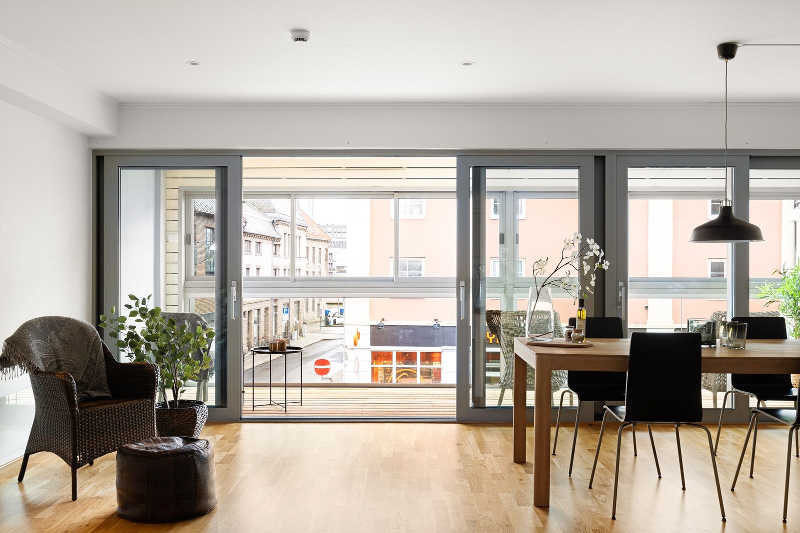 Vertikalstilte vinduer i vestveggen gjør stuen åpen og luftig. Høyden av andre etasje innebærer lite innsyn fra gatenivået. Galleribilde