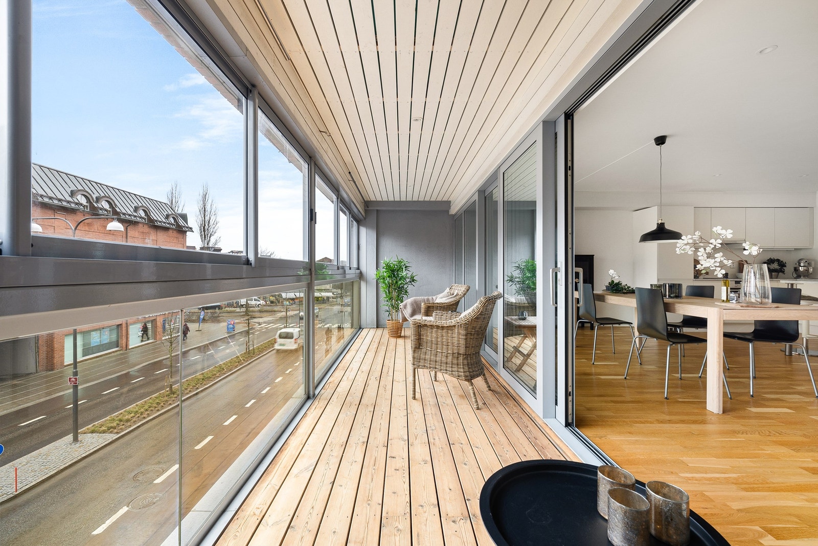 Sommerstid sitter her henvendt mot solens gang gjennom ettermiddagene, frem til sen kveld. Galleribilde