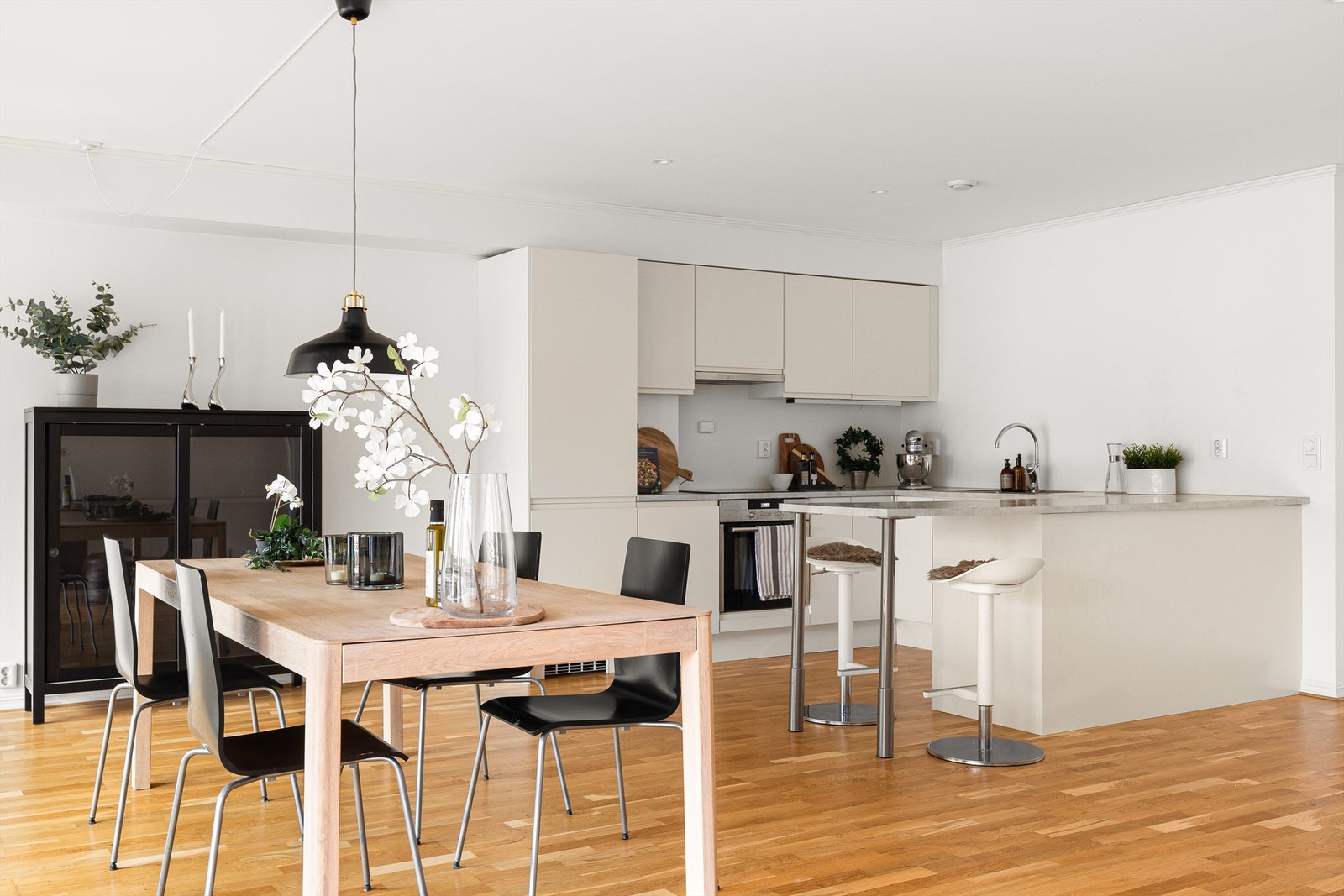 Spotter er innfelt både over kjøkkenet og stuens hoveddel. Galleribilde