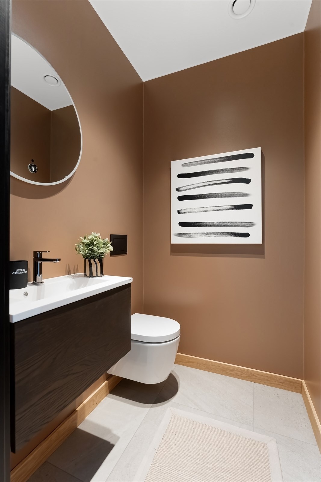 Videre i 1. etasjen finner vi et praktisk toalettrom Galleribilde