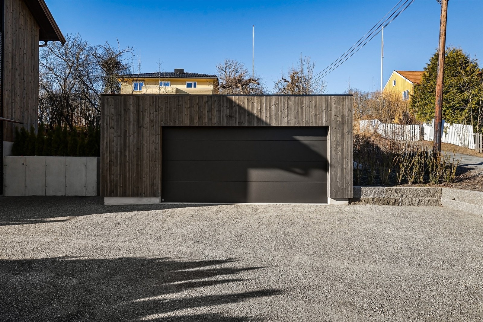 Parkering i dobbelgarasje med plass til 2 biler, samt plass til biloppstilling på egen tomt Galleribilde