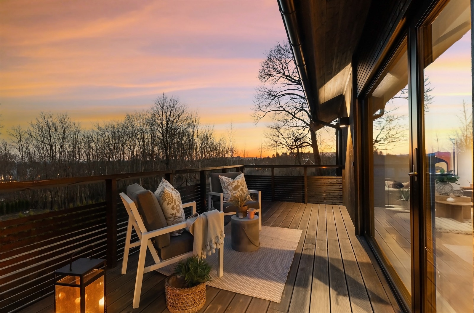 Nyt utsikten og solen fra verandaen i 2. etasje Galleribilde