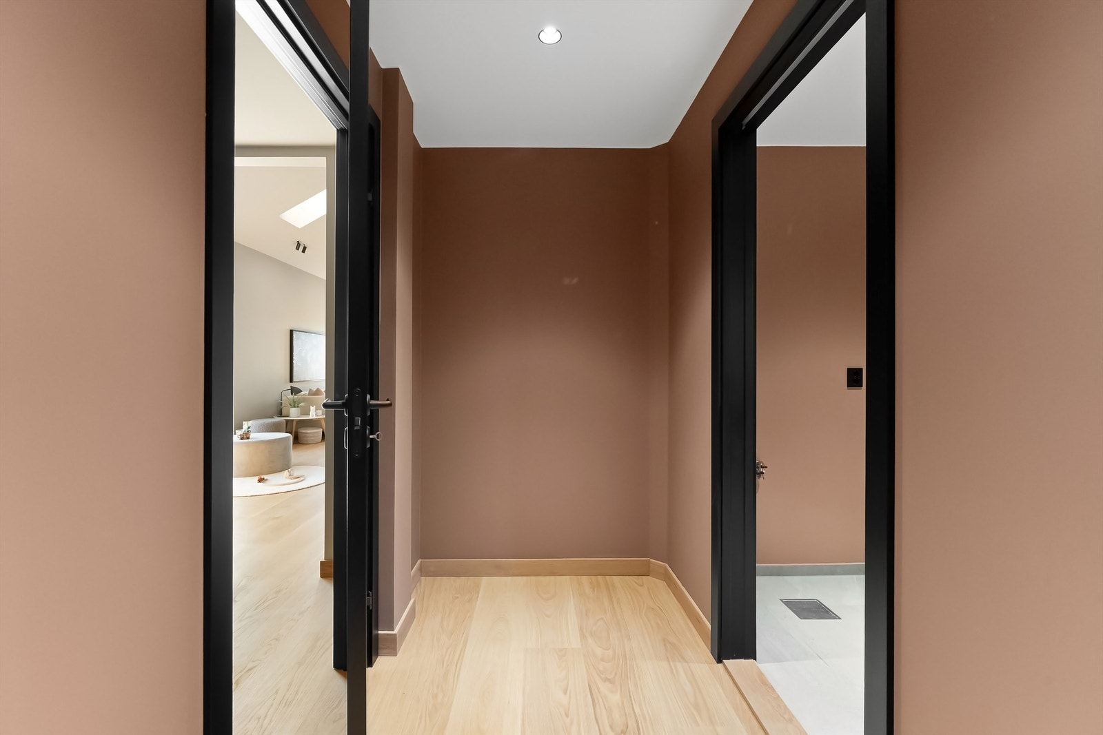 Gang mellom vaskerom, baderom, stue og master bedroom Galleribilde