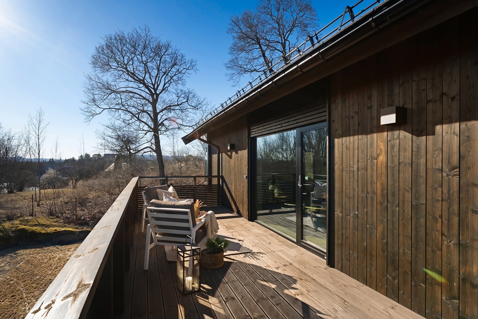 Len deg tilbake og nyt solen og utsikten Galleribilde