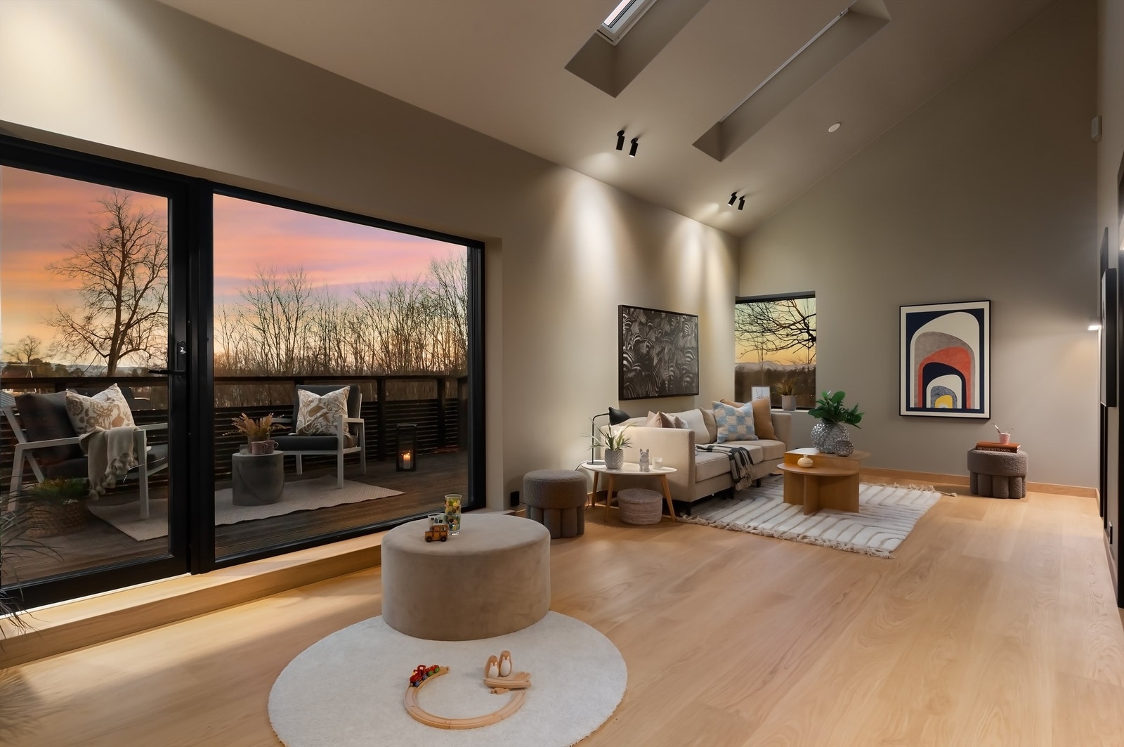 Boligen går over 3 plan og kan blant annet by på to stuer, seks soverom, fire baderom, to vaskerom og mye mer Galleribilde