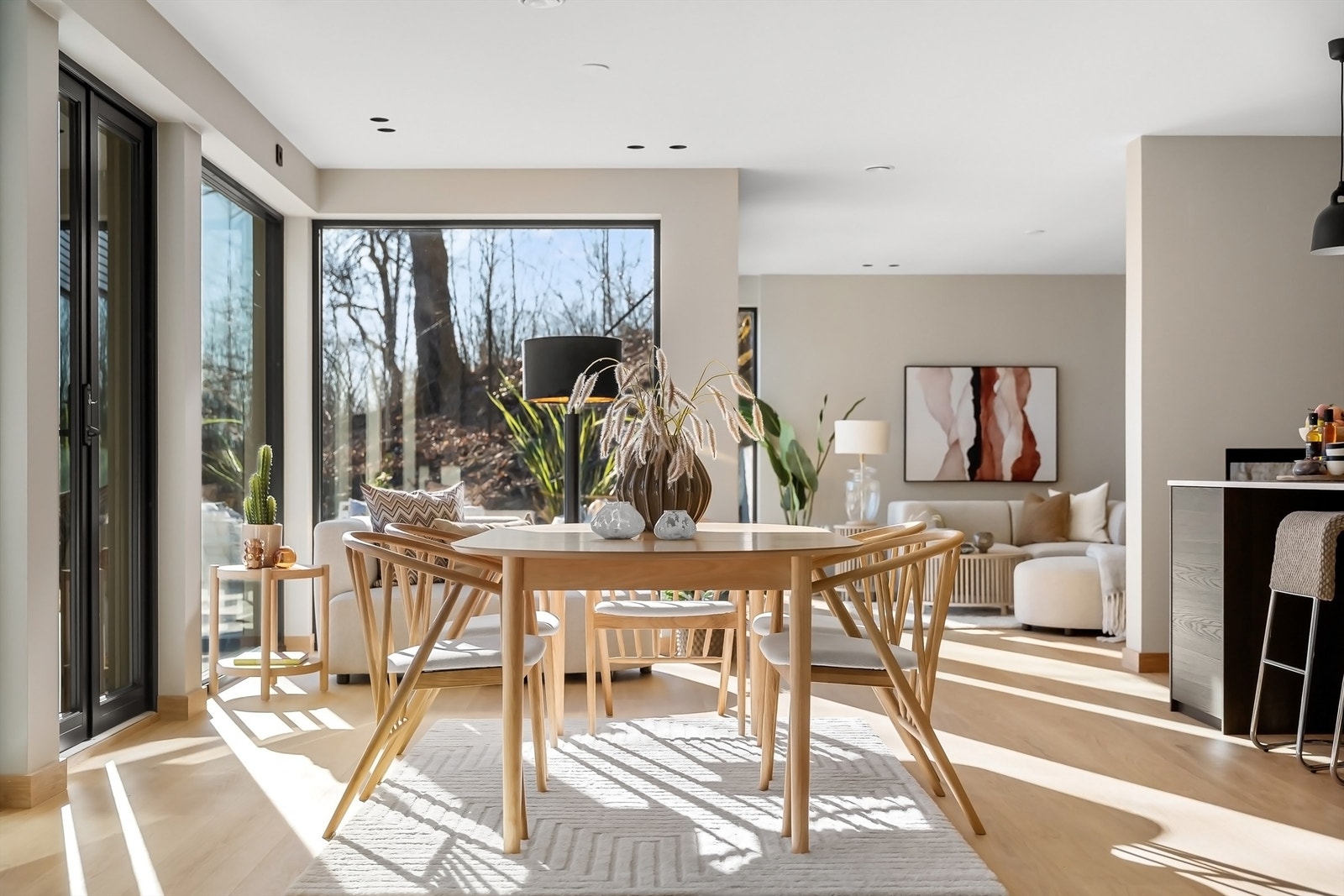 Tilbake i boligen og spisestuen Galleribilde