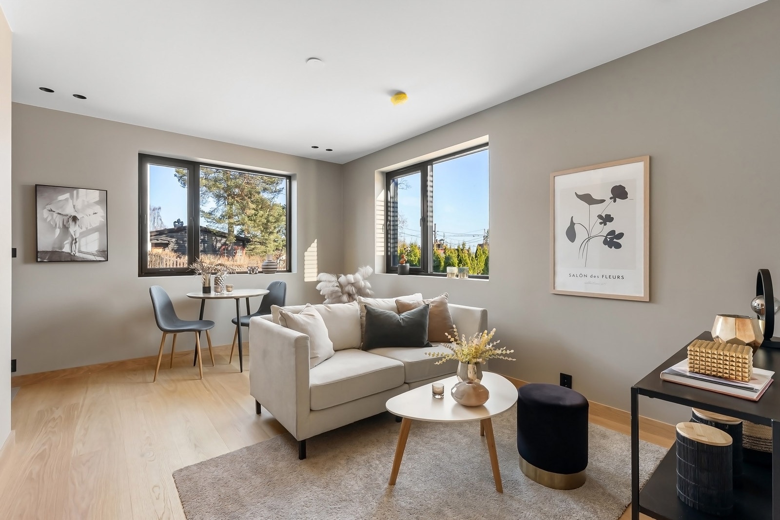 Her er mulighetene mange, enten du trenger en ekstra stue, soverom, ungdomsavdeling eller kanskje en flott gjesteavdeling. Med opplegg for vann/avløp i vegg mot vaskerom er det også mulig å installere et hybelkjøkken, og leie ut denne delen av boligen Galleribilde