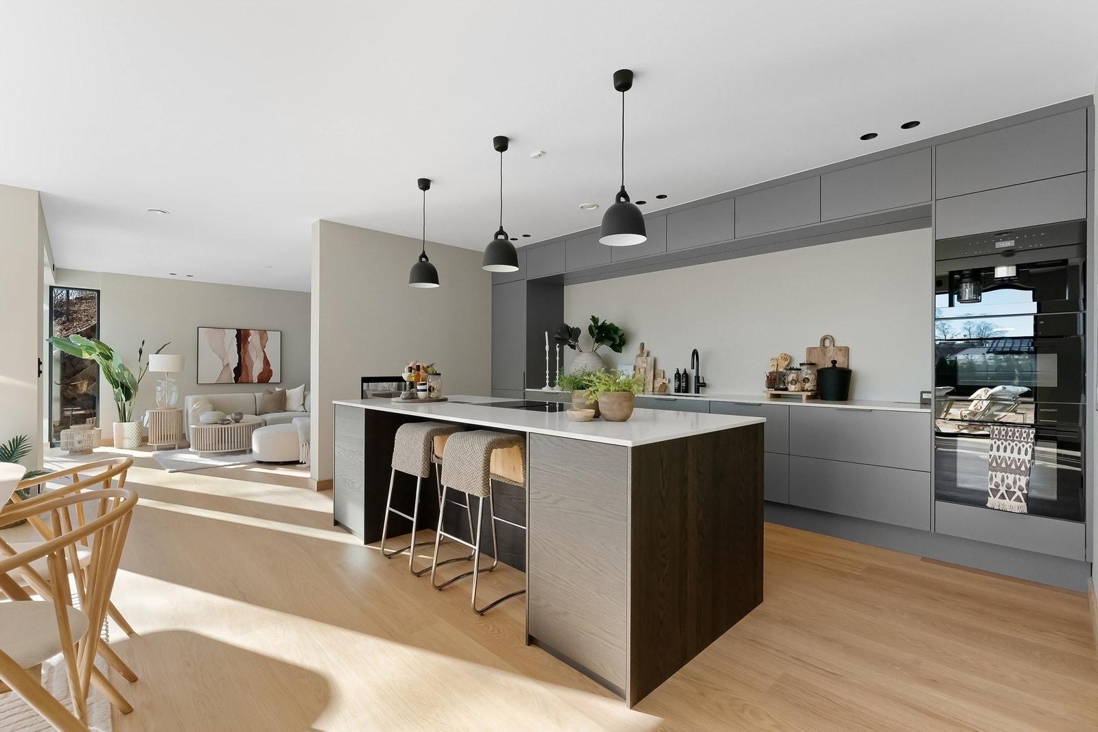 Lyst og innbydende kombinert stue og kjøkken med lekre linjer og god romfølelse Galleribilde