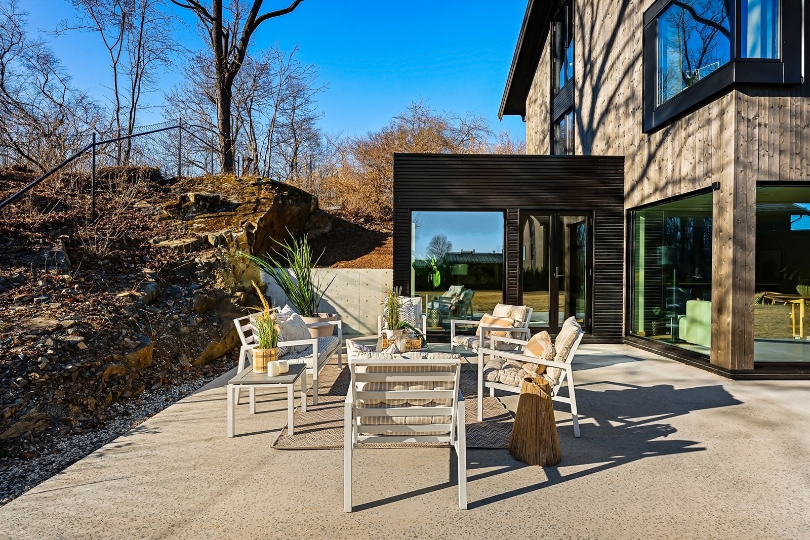 Terrassen er på hele 46 kvm. Det er også adkomst til terrassen fra stuen Galleribilde