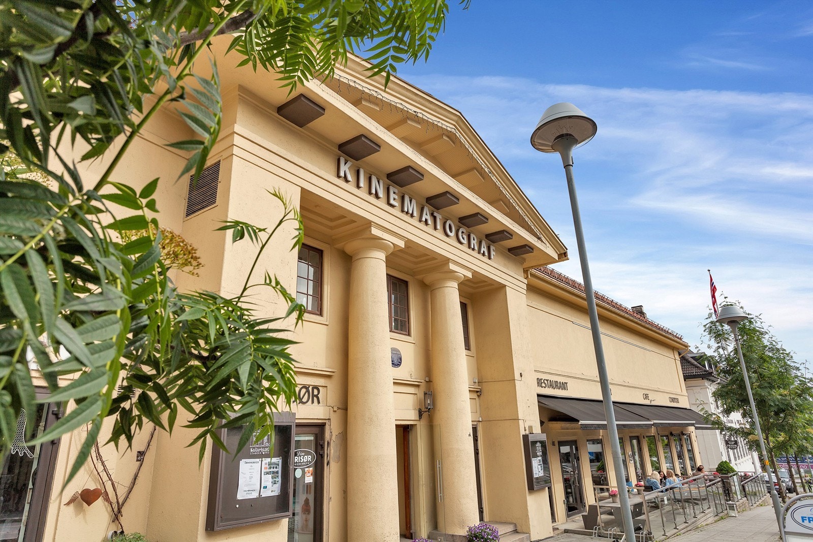 Kulturhuset Stabekk Kino er et samlingssted for kulturell aktivitet i Østre Bærum, og har fungert som et lokalt kulturhus siden kinoen ble lagt ned i 1997 Galleribilde