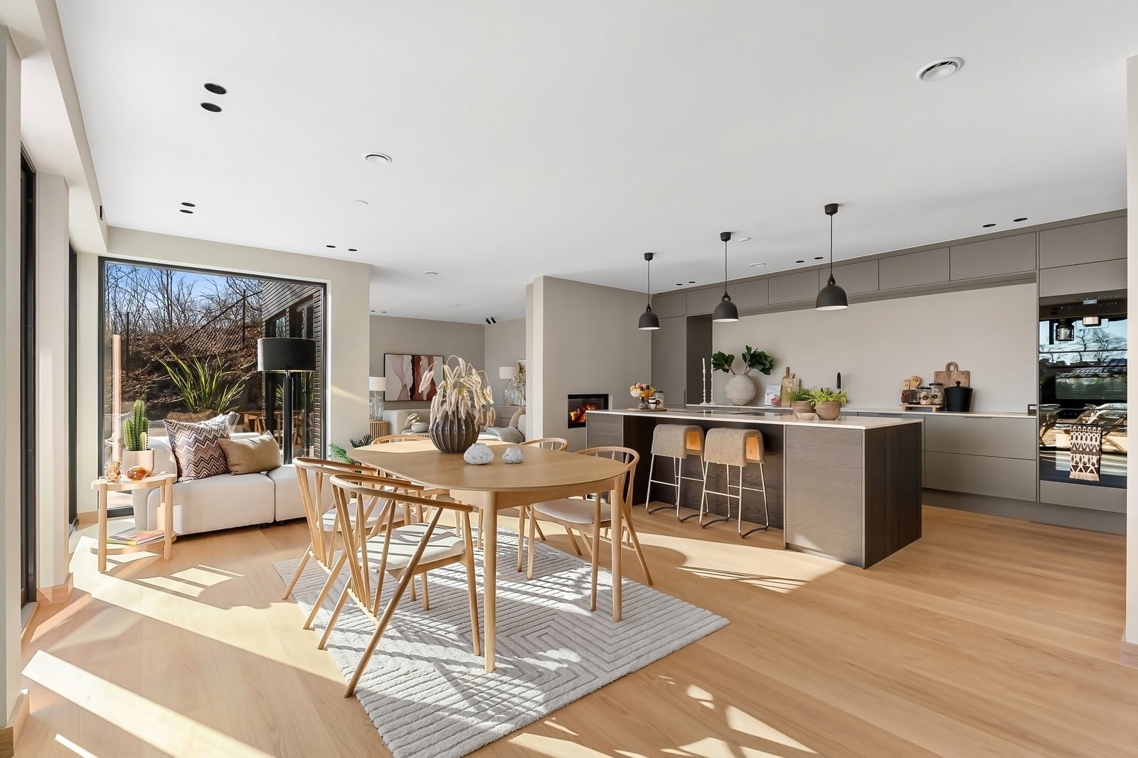 I boligens 1. etasje har vi entréen, kjøkken/stue, hall/trapp, vaskerom, soverom, bad, teknisk rom, gang og bod Galleribilde