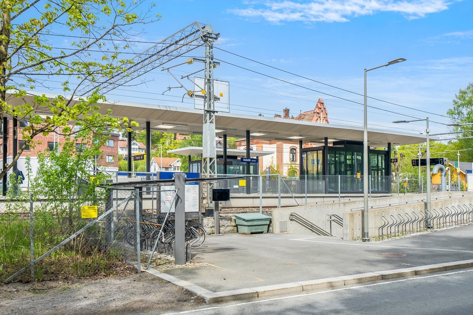 I gangavstand fra boligen har du tilgang til både tog og buss. Nærmeste togstasjon er Stabekk stasjon som med hyppige avganger mot Sandvika / Asker / Drammen og Oslo Galleribilde