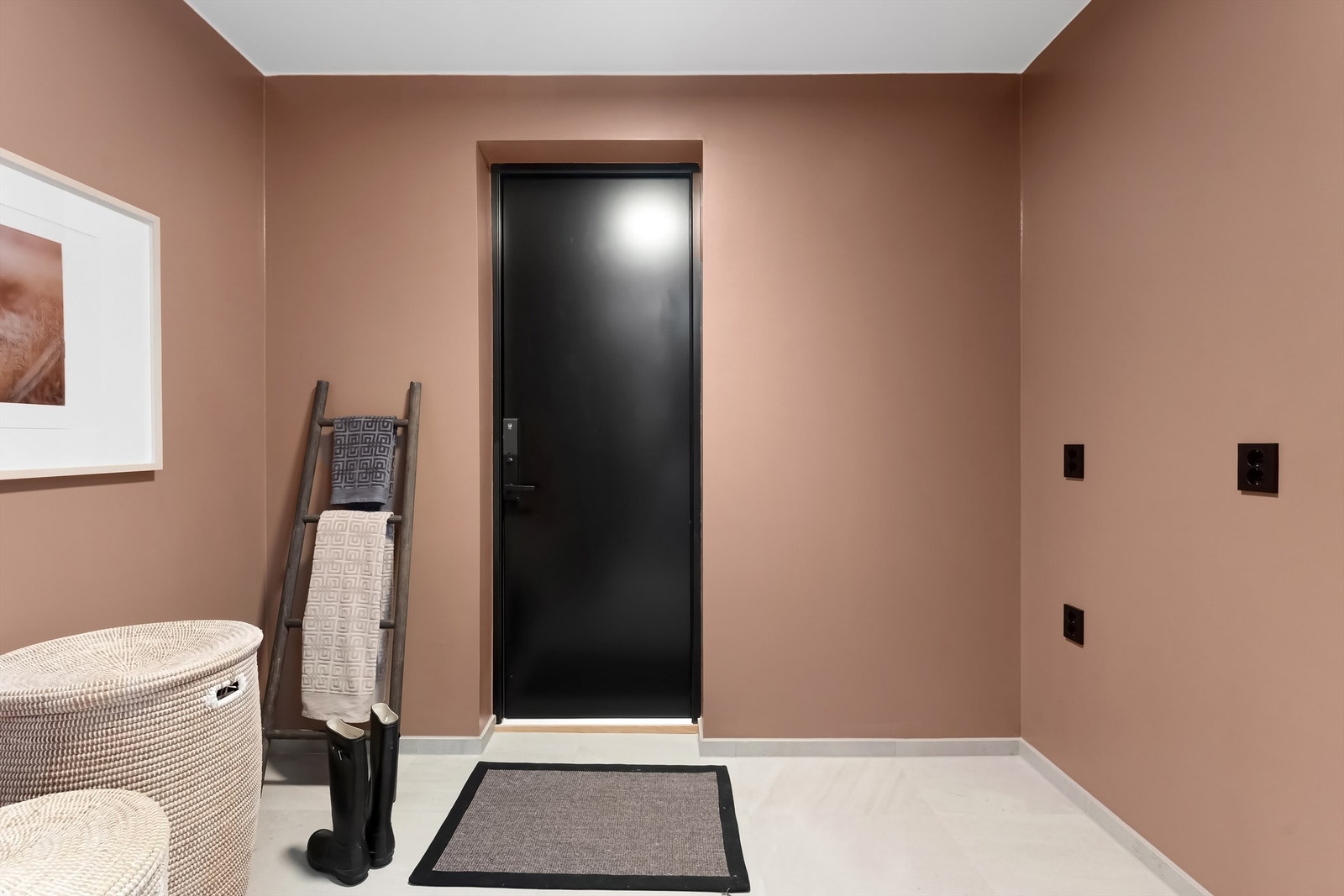 Boligen har to vaskerom. Her er vaskerommet i 1. etasjen med egen inngangsdør - perfekt for barnefamilier Galleribilde