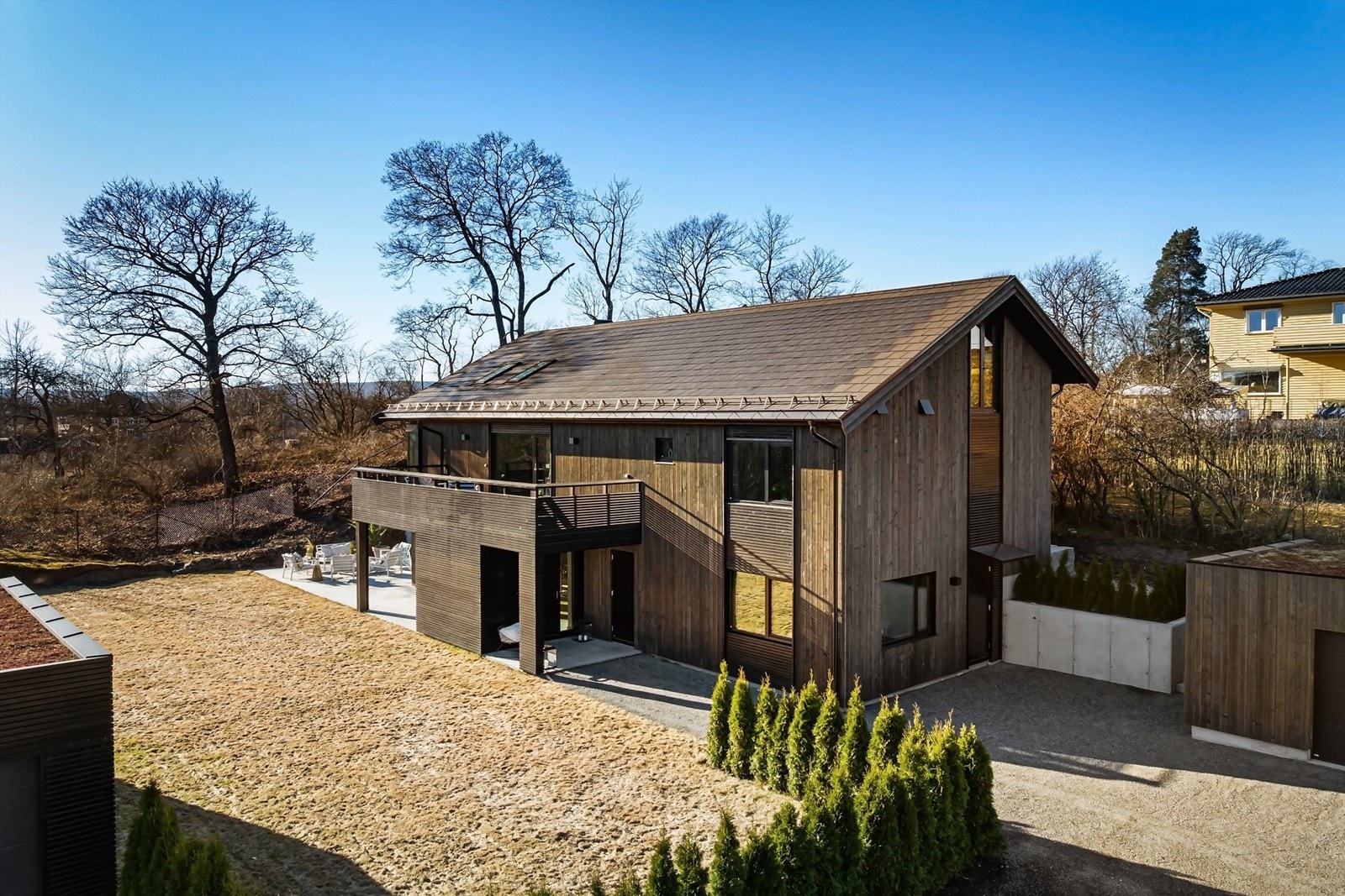 Jonsokveien 22B er en nyoppført (2024) og moderne enebolig med vannbåren gulvvarme (bergvarme), solcelletakstein og balansert ventilasjon Galleribilde