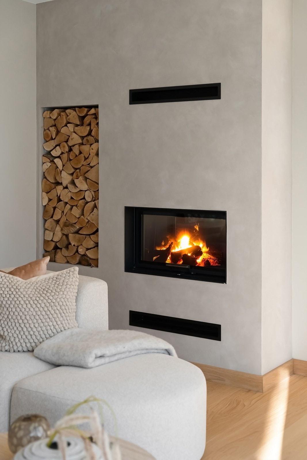 En nydelig hjørnepeis med innsats fra Rais Visio skaper et naturlig skille mellom kjøkkenet og stuen Galleribilde