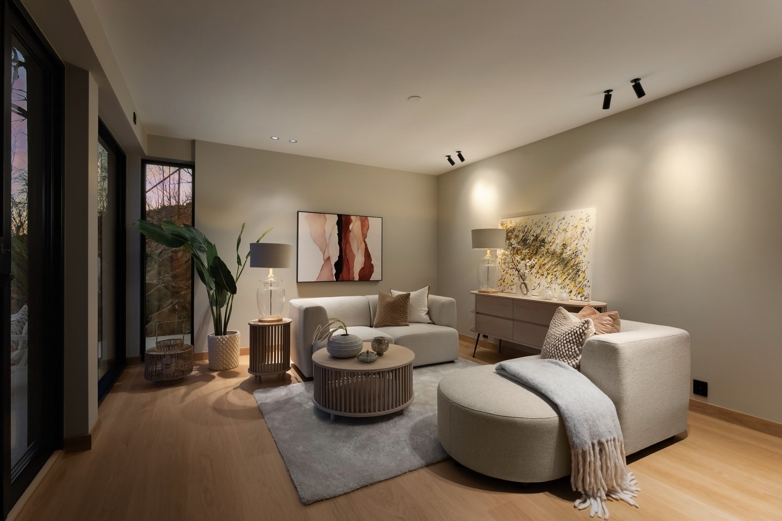 Hyggelig stue, delvis skjermet fra kjøkkenet/spisestuen Galleribilde