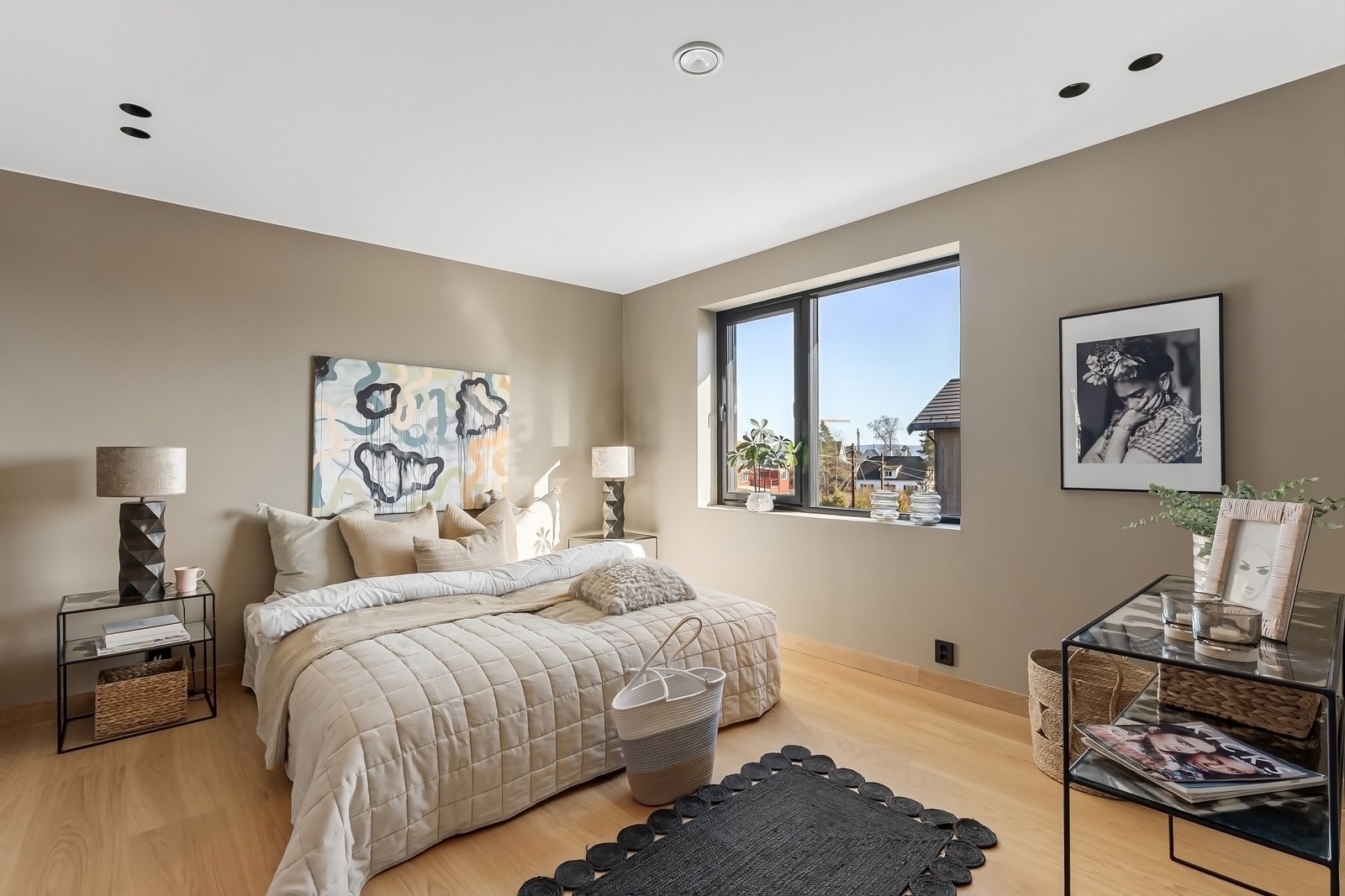 Master bedroom med eget omkledningsrom og baderom Galleribilde