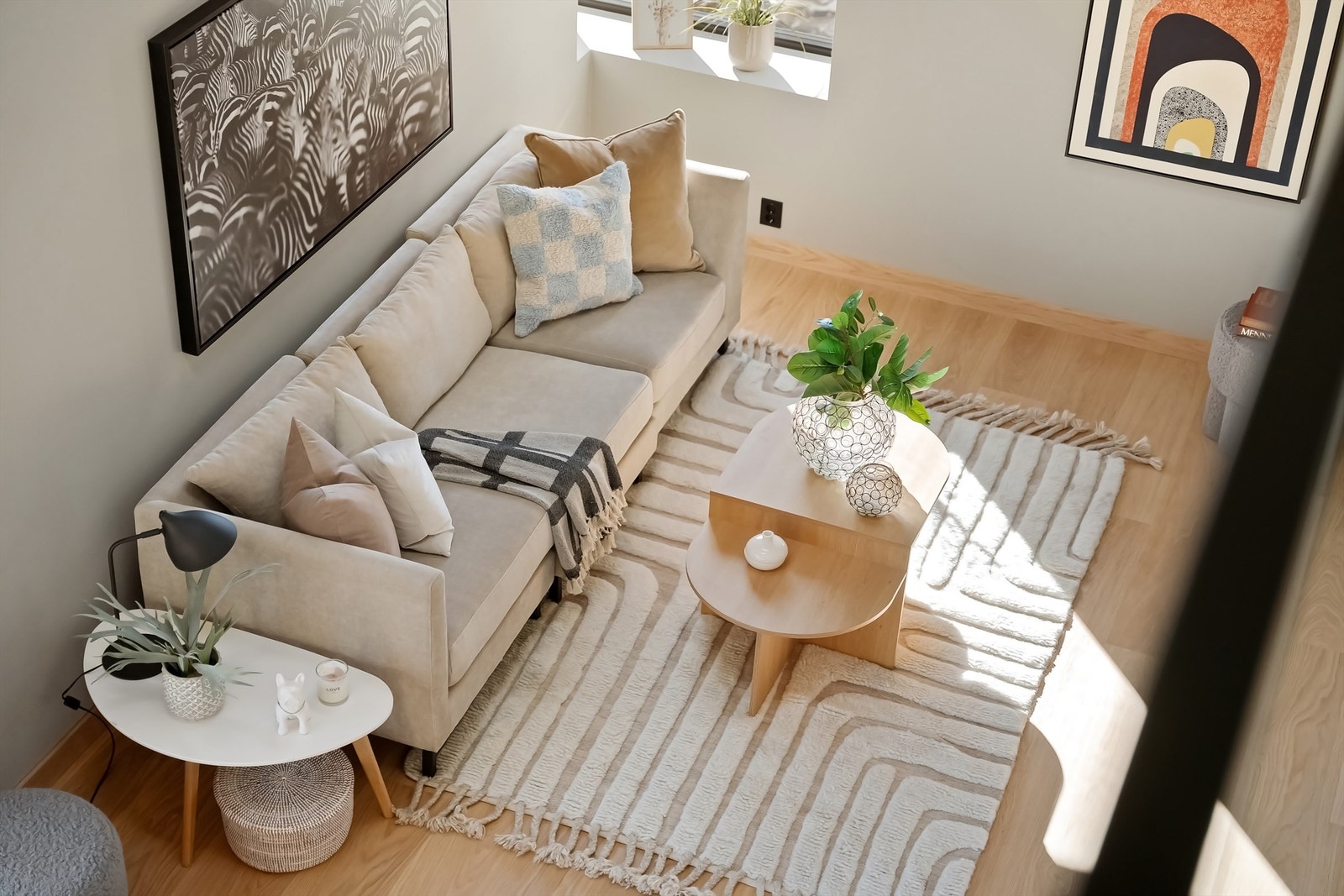 Den gode takhøyden i kombinasjon med takvinduer og rikelig med naturlig lys gir en unik romfølelse Galleribilde