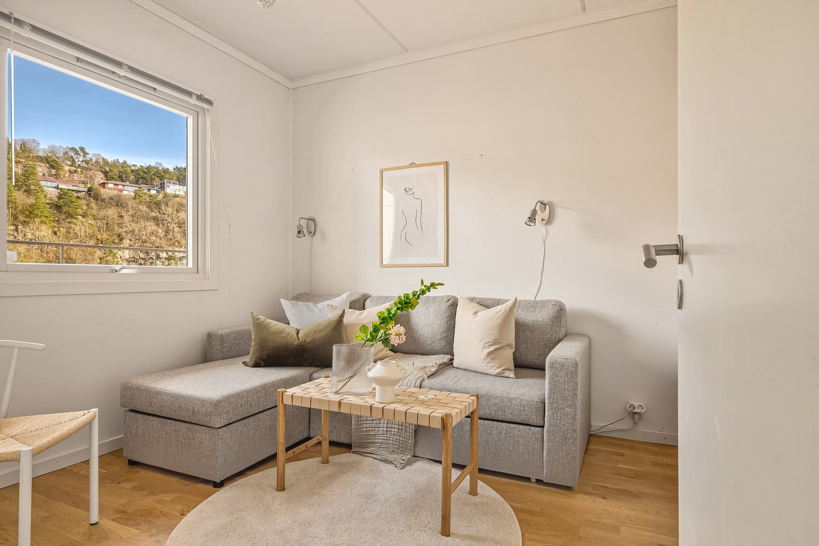 Soverom 2 er av god størrelse og har plass til seng, nattbord og annet ønsket møblement. Rommet er også perfekt som gjesterom eller kontor Galleribilde