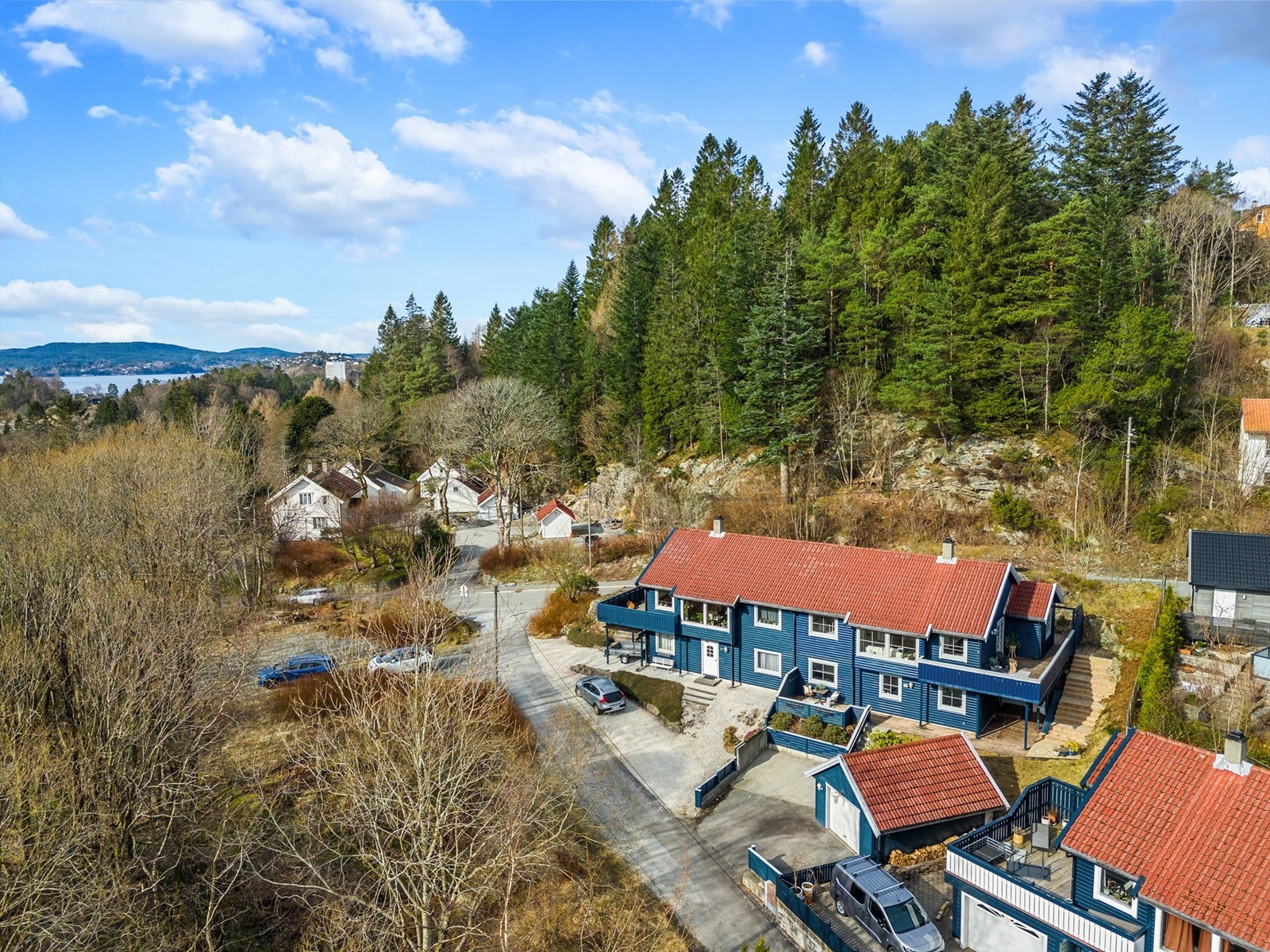 Boligen ligger i et hyggelig nabolag med lite biltrafikk - og i rolige omgivelser tilbaketrukket fra hovedvei. Galleribilde