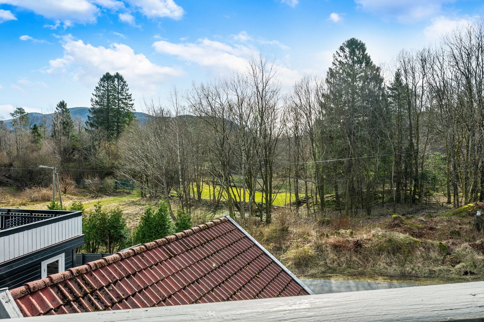Fra utsikten på terrassen kan man se utover nærområdet og bort på golfbanen til Bergen Golfklubb. Galleribilde