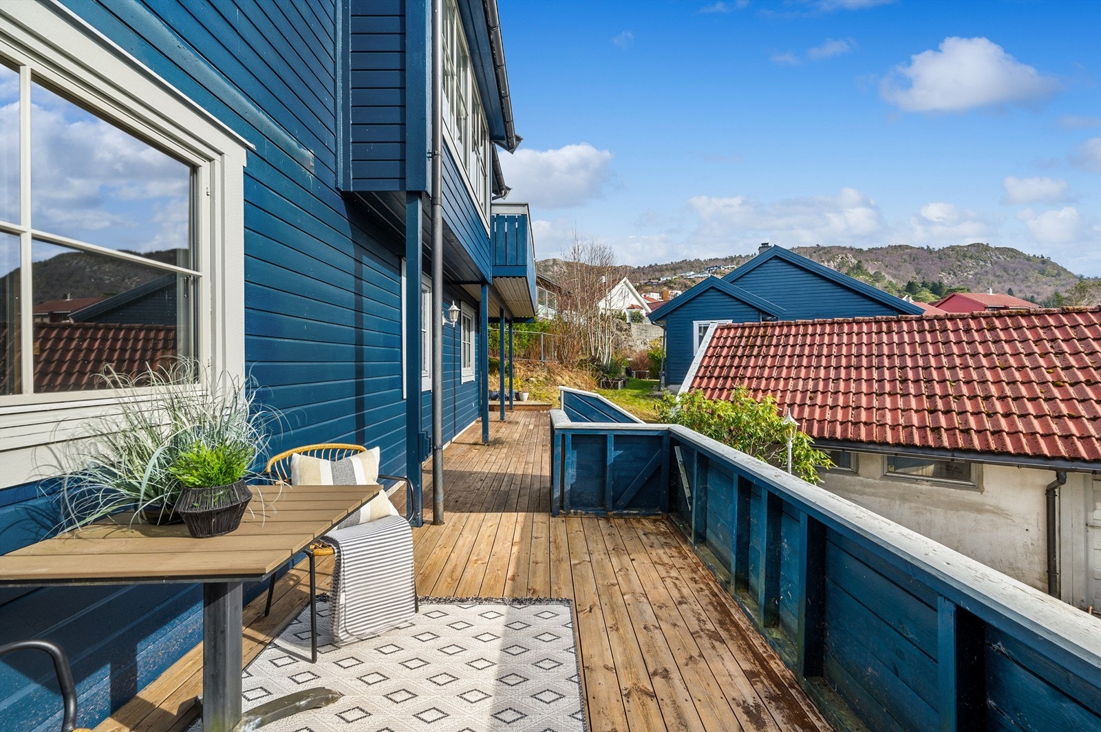 Terrassen ved inngangspartiet har sol fra morgen til kveld. Galleribilde