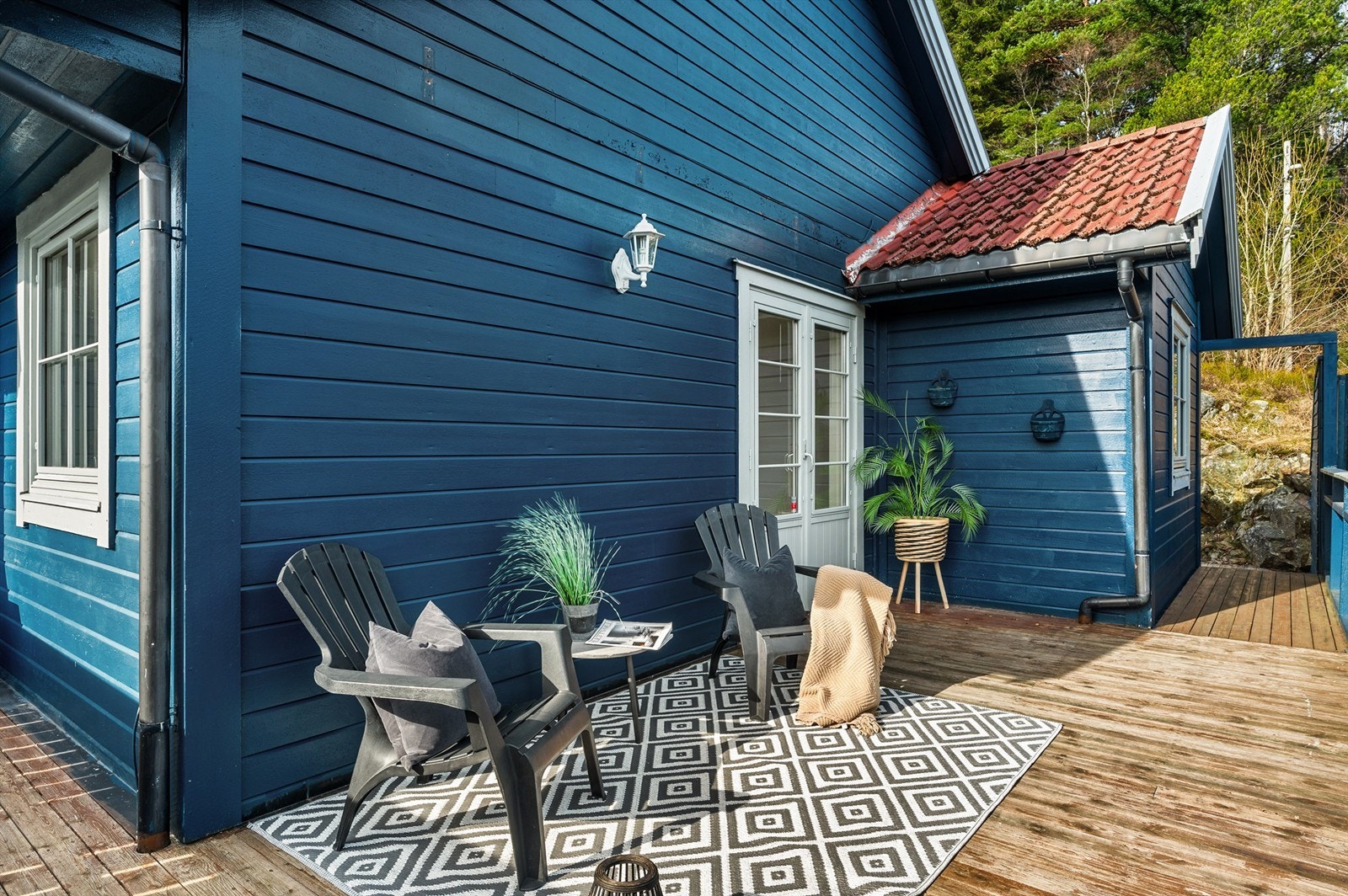 Boligen byr på en tilbaketrukket og skjermet beliggenhet med flere gode uteplasser. Galleribilde