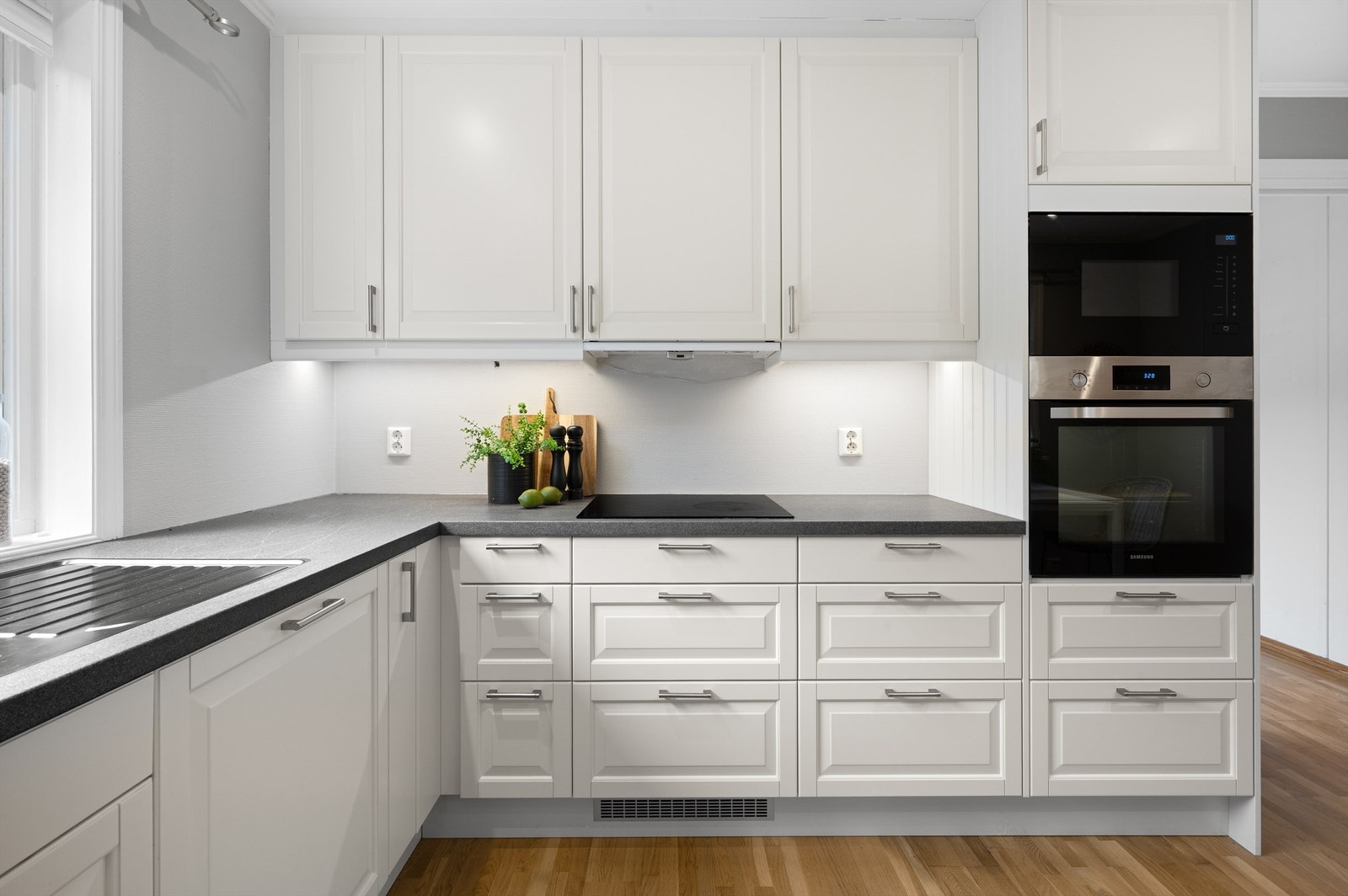 Her får du meget godt utnyttet skap og benkeplass i en funksjonell utforming. Galleribilde