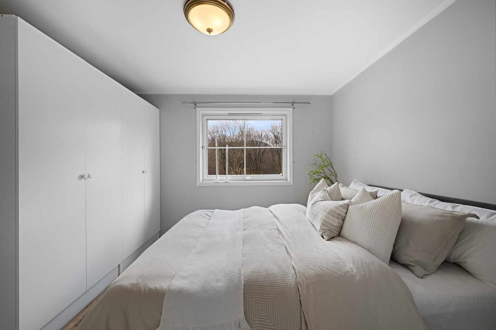 Rommet er av fin størrelse og er innredet med flere garderobeskap. Galleribilde