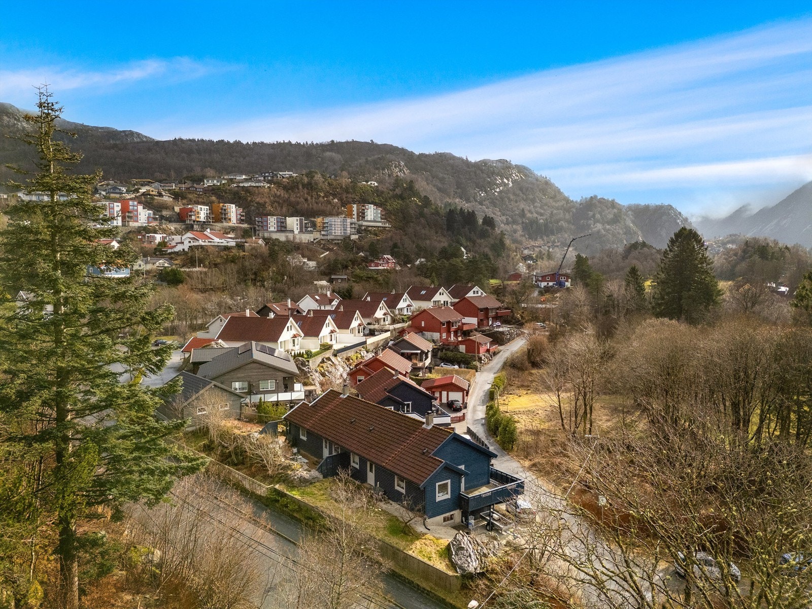 Følger du veien innover kommer du til Kalvatræet skole (1-7. trinn) på få minutter. Galleribilde