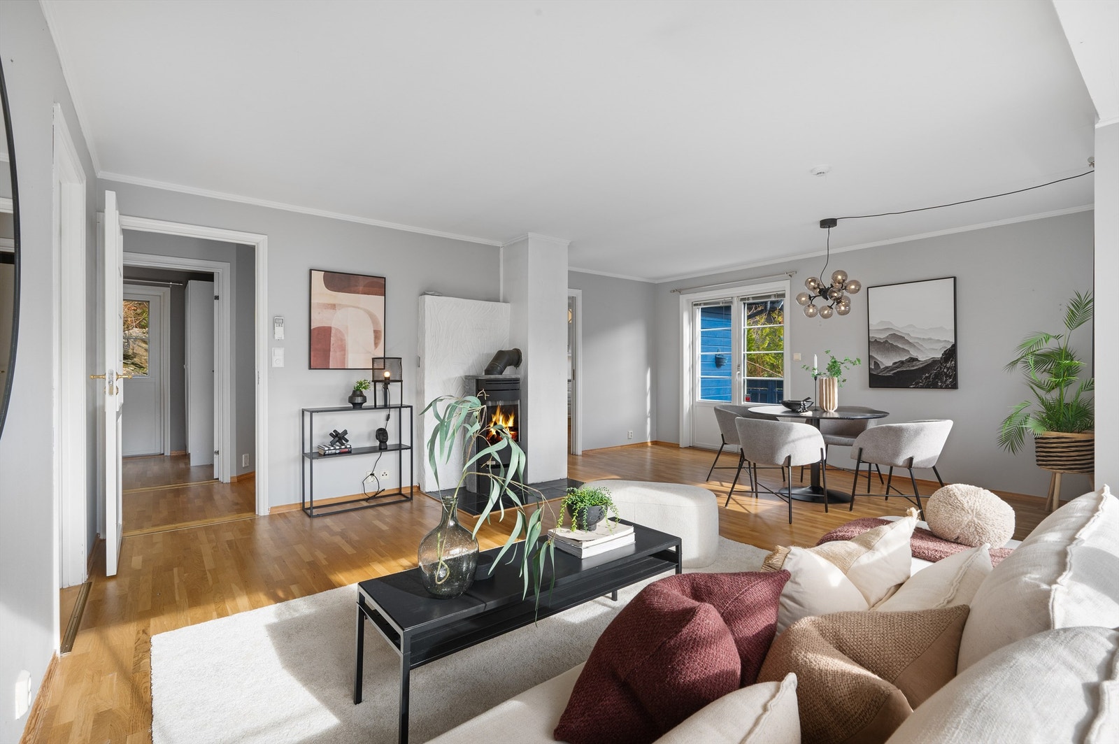 Stuen har lysmalte overflater og parkett på gulv. Det er både varmepumpe og peis i stuen som sørger for god og effektiv oppvarming, i tillegg til koselig stemning. Galleribilde