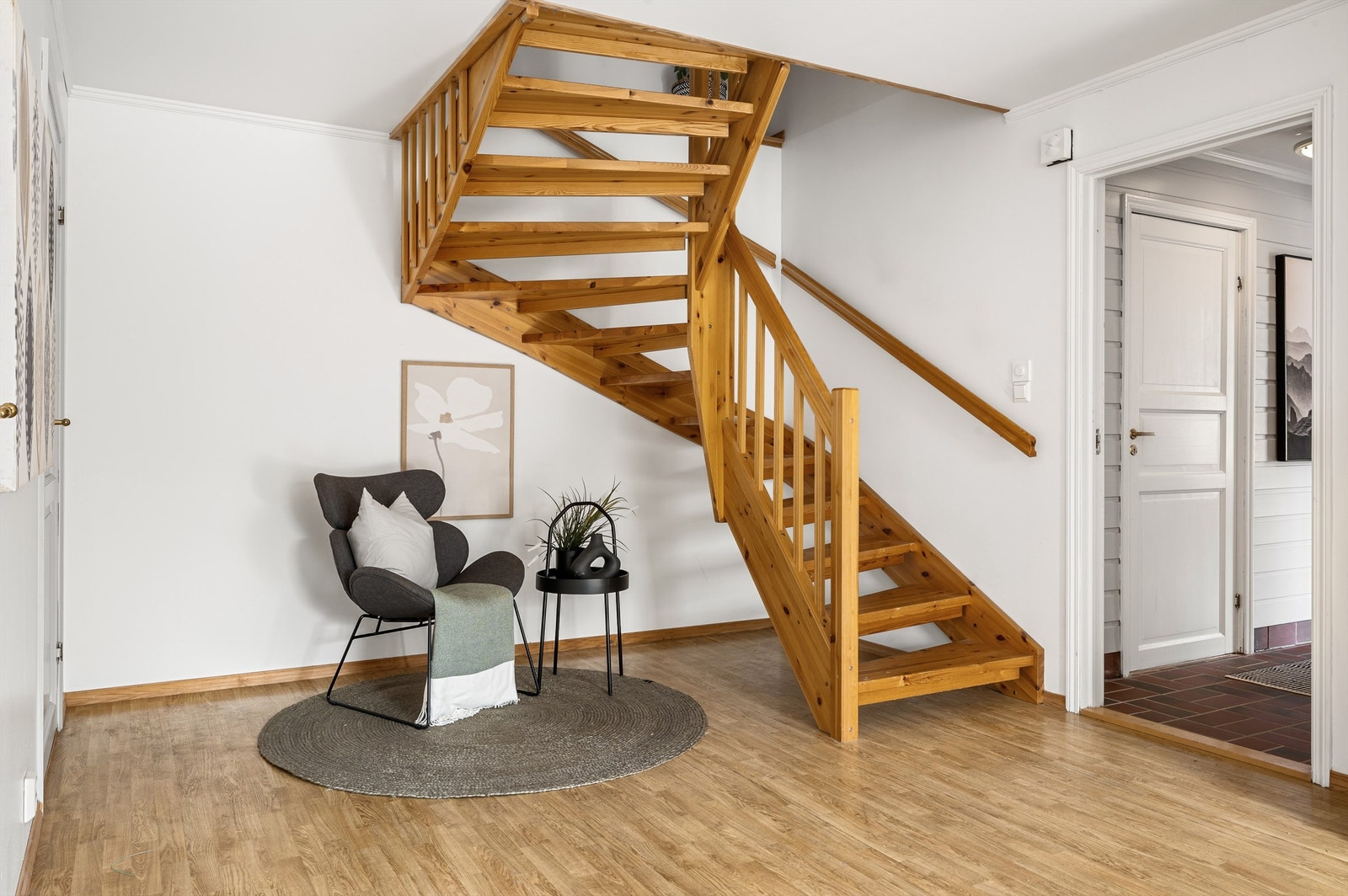 Første etasje har en funksjonell planløsing med gode oppholdsrom Galleribilde