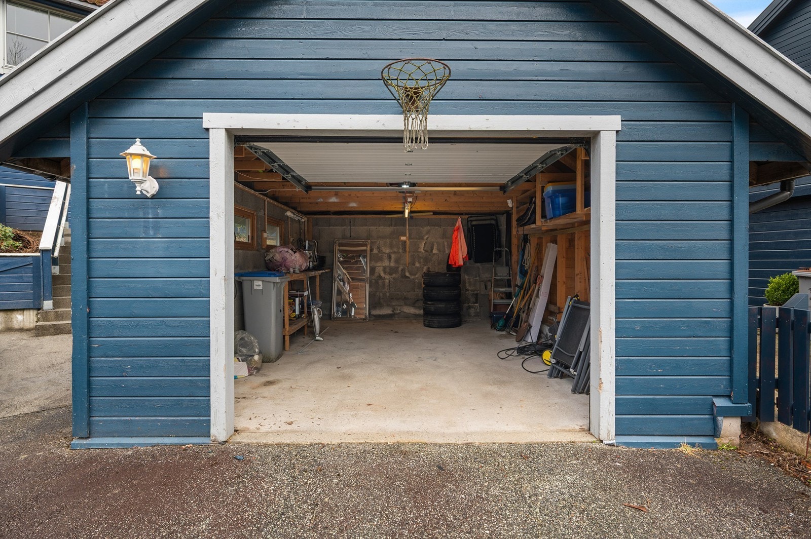 Garasjen er av god størrelse. Her er det også installert el-bil lader. Galleribilde