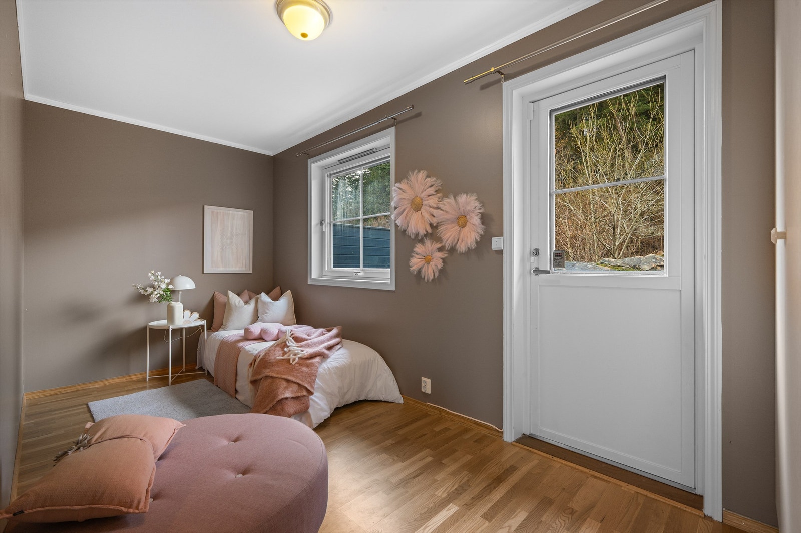 I samme etasje er det også et mindre soverom, hvor det finnes terrassedør til baksiden. Galleribilde